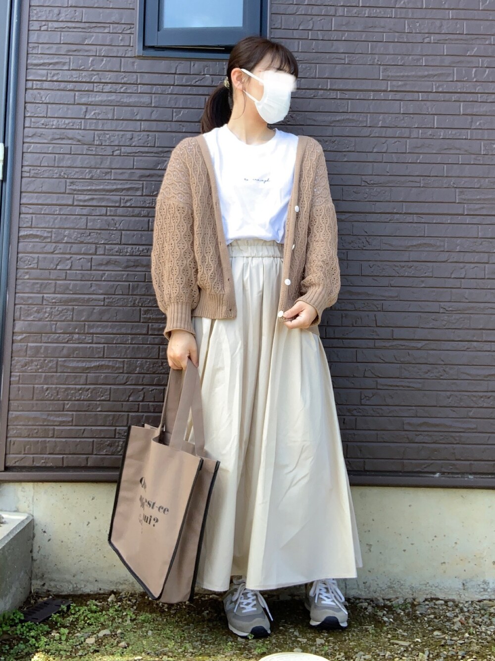 「これが私をアゲる服、シンプルコーデ、オトナカジュアル、キレイめカジュアル、Tシャツ、スニーカーコーデ、ベージュ、ブラウン色に染まれ、フレアスカート、大人女子」｜「Crispのウェーブシアーニットカーディガン（カーディガン/ボレロ、ブラウン系）」を使った、つばささん（レディース・157cm）の春コーディネートの1枚目の写真