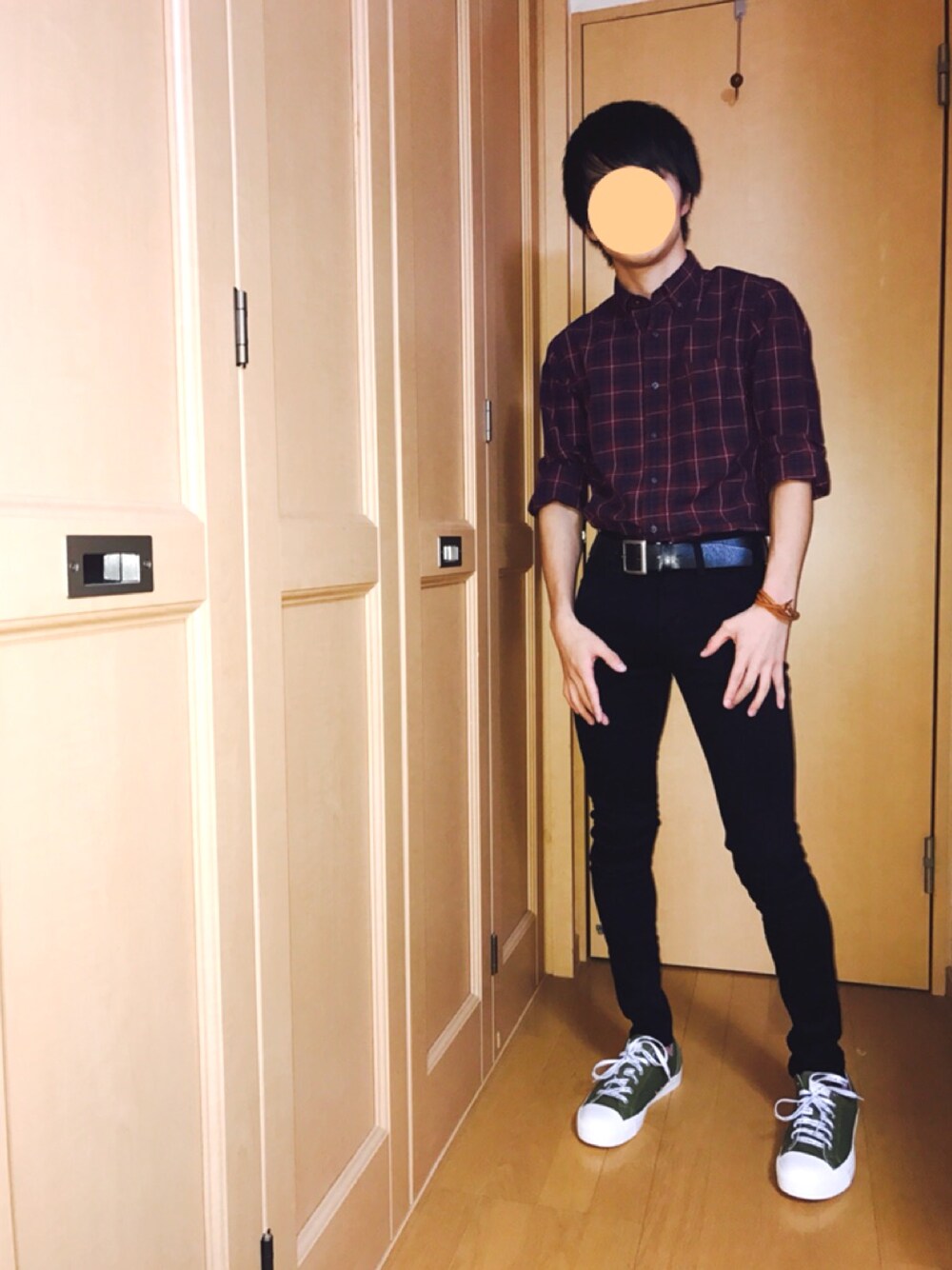 「秋コーデ、シャツ、黒スキニー、チェックシャツ、タックイン、タックインコーデ」｜「UNIQLOのアイテム（シャツ/ブラウス、レッド系）」を使った、たくみさん（メンズ・163cm）の秋コーディネートの1枚目の写真