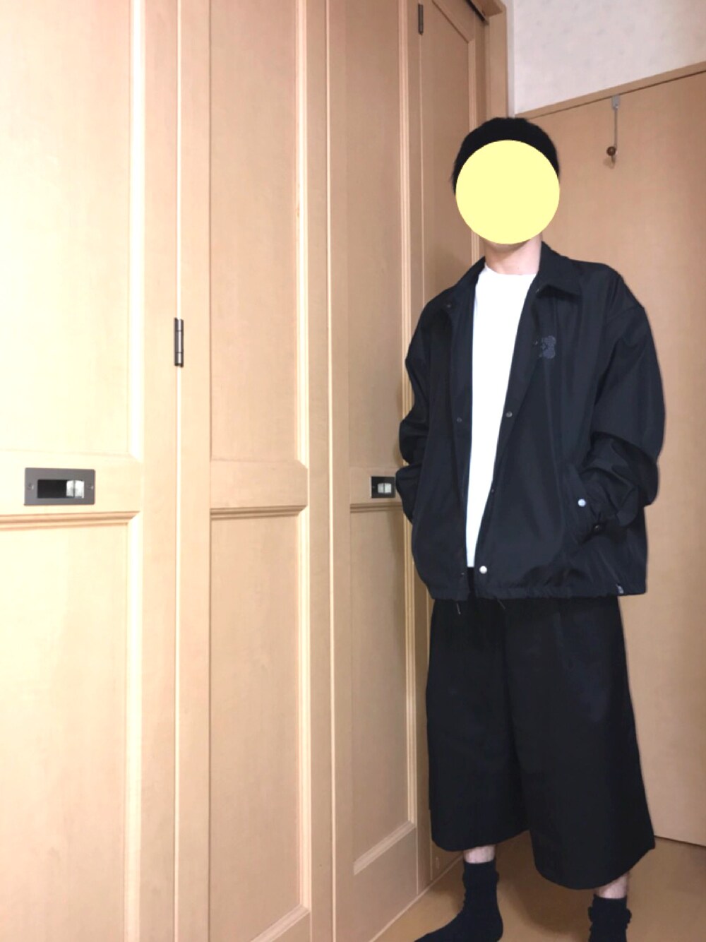 「山中拓也、ガウチョパンツ、ライブキッズ、バンドマン、モノトーン、レザーコンバース、コンバース、コーチジャケット、ユニクロ、GU」｜「GUのアイテム（ジャケット/アウター、ブラック系）」を使った、たくみさん（メンズ・163cm）の春コーディネートの1枚目の写真