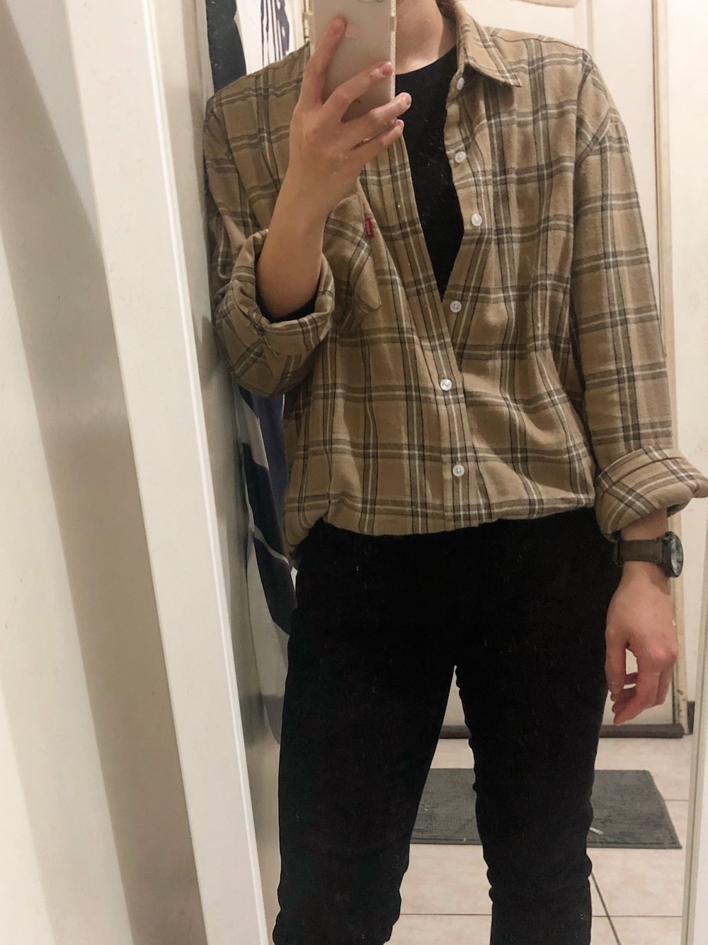 「5のアイテム（チノパンツ、ブラック系）」を使った、tangさん（メンズ・170cm）の夏コーディネートの1枚目の写真