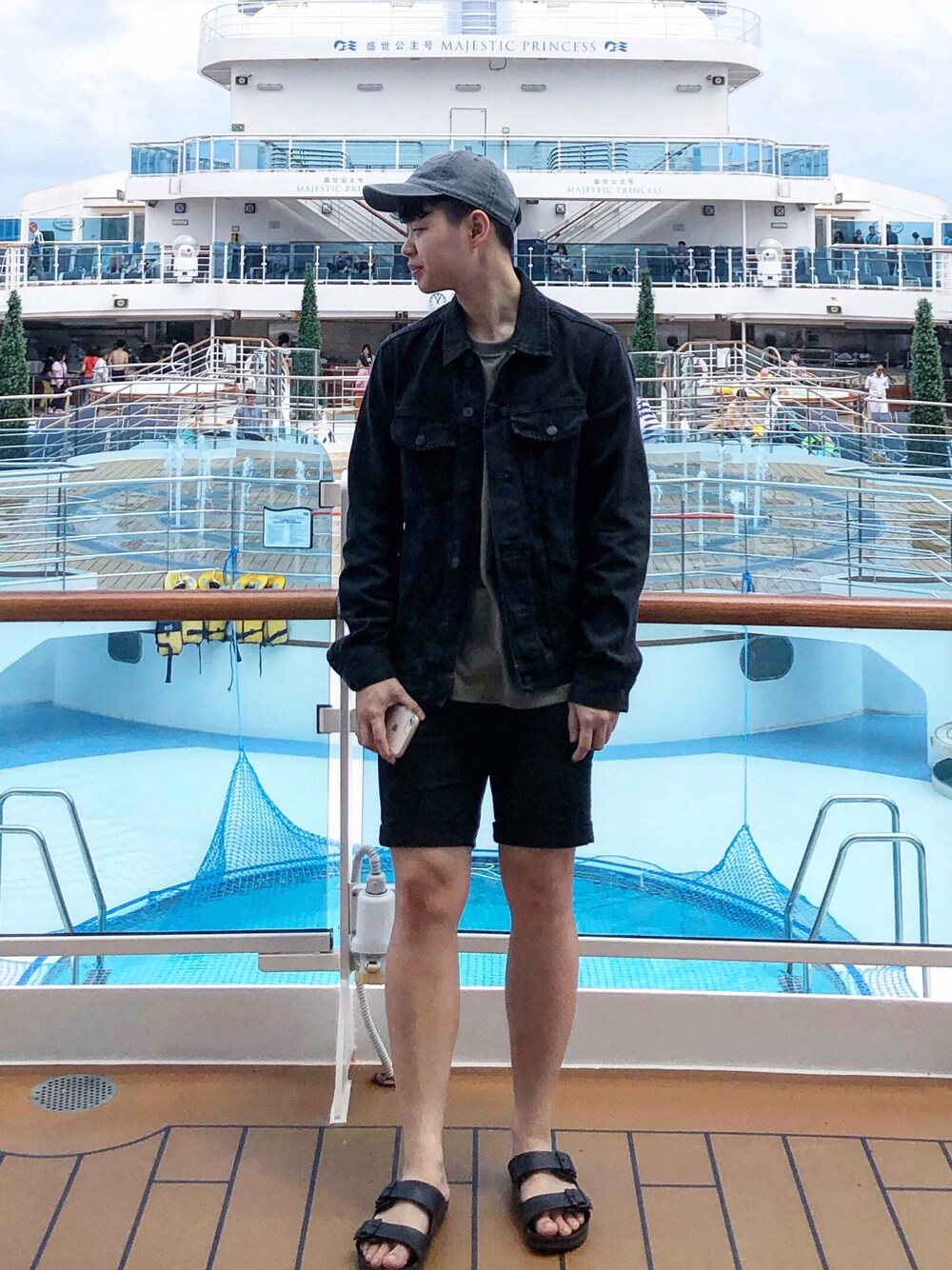 「GUのアイテム（Tシャツ/カットソー、グリーン系）」を使った、tangさん（メンズ・170cm）の夏コーディネートの1枚目の写真
