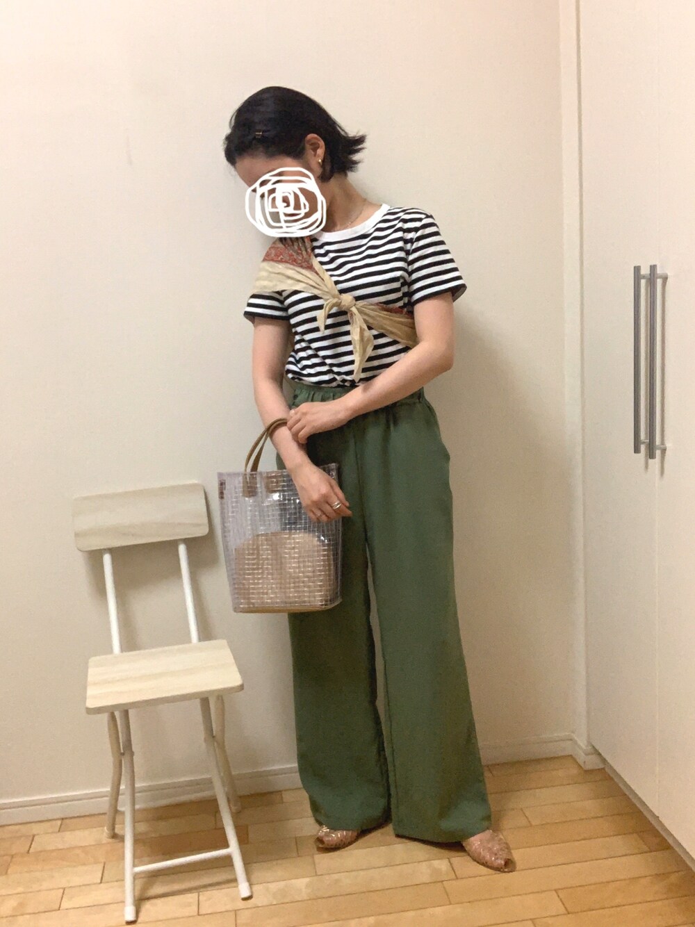 「クリアバッグ、オトナカジュアル、ラフスタイル、おしゃれさんと繋がりたい、カラーパンツ、ラクチンコーデ、スカーフ、スカーフアレンジ、ボーダー、Tシャツ」｜「TONE SELECT GOODSの【TONE SELECT BAG】クリアハンドバッグ/ショルダーバッグ（ショルダーバッグ、ベージュ系）」を使った、wear_ufさん（レディース・153cm）の夏コーディネートの1枚目の写真