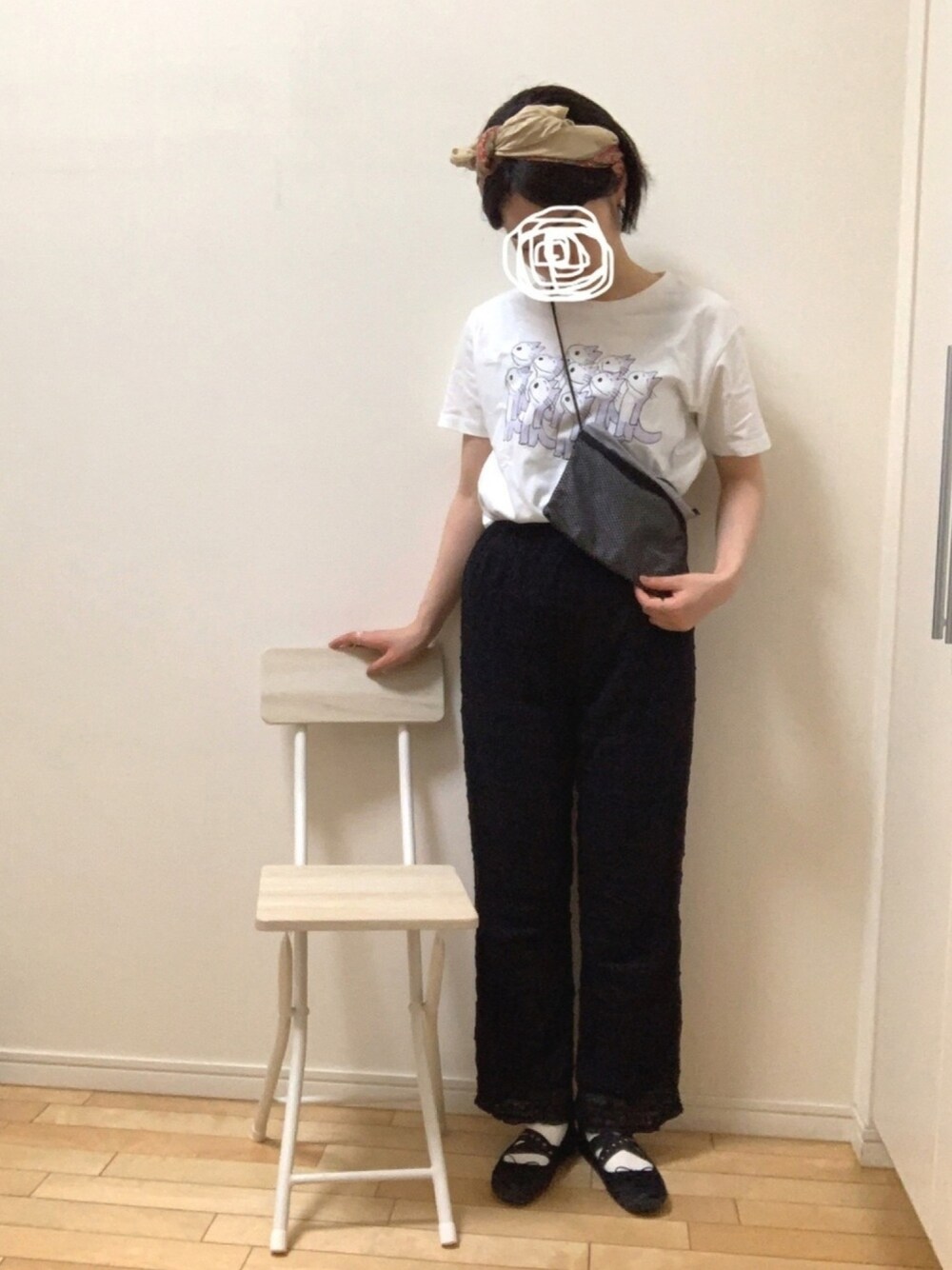 「カジュアル、夏コーデ、Tシャツ、お洒落さんとつながりたい、低身長、ラフコーデ、スカーフ、リラックススタイル、バレエシューズ、楽チンコーデ」｜「Another Editionのカットレースパンツ２（その他パンツ、ブラック系）」を使った、wear_ufさん（レディース・153cm）の夏コーディネートの1枚目の写真