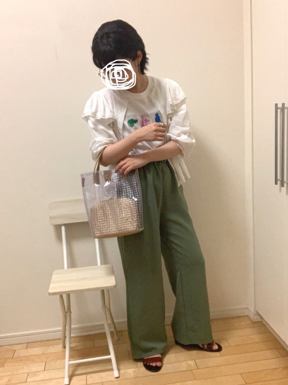 「おしゃれさんと繋がりたい、低身長コーデ、Tシャツ、クリアバッグ、カラーパンツ、ブラウス、ootd、夏コーデ、サンダル、グリーン」｜「TONE SELECT GOODSの【TONE SELECT BAG】クリアハンドバッグ/ショルダーバッグ（ショルダーバッグ、ベージュ系）」を使った、wear_ufさん（レディース・153cm）の夏コーディネートの1枚目の写真