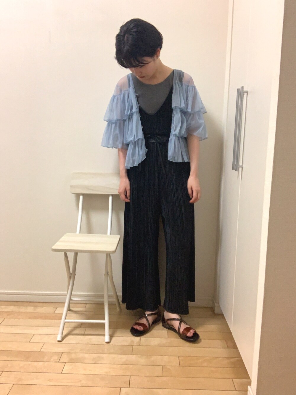 「フリルブラウス、透け感、チュール、フリル、低身長コーデ、おしゃれさんと繋がりたい、夏コーデ、シースルー、レイヤードスタイル、ラフ」｜「chelseaのアイテム（オールインワン・サロペット、ブラック系）」を使った、wear_ufさん（レディース・153cm）の夏コーディネートの1枚目の写真