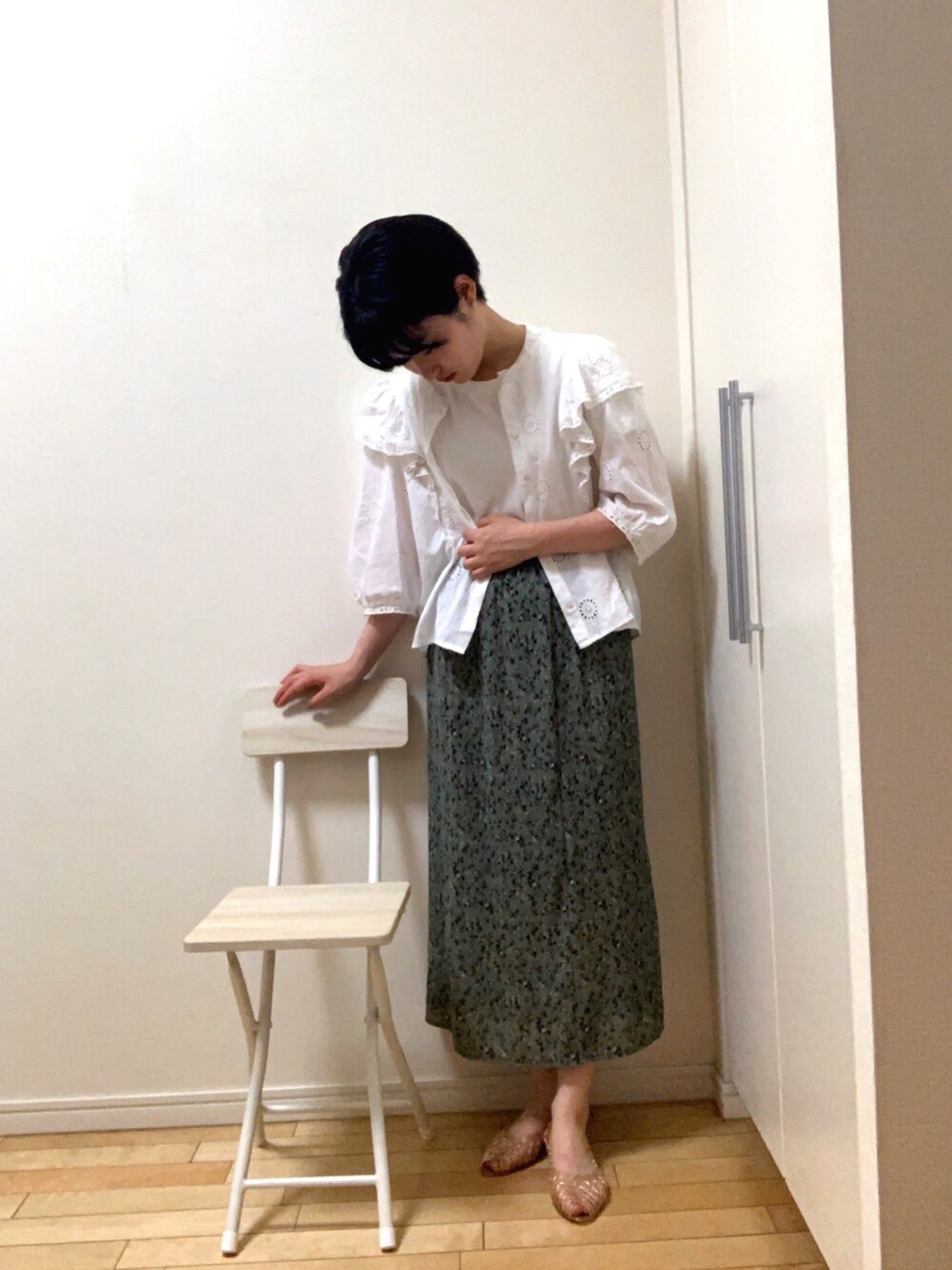 「楽チンコーデ、おしゃれさんと繋がりたい、ホワイトコーデ、ブラウス、古着好きな人と繋がりたい、ゆるコーデ、サンダル、夏コーデ、カジュアル、白Tシャツ」｜「3coinsのアイテム（パンプス、ゴールド系）」を使った、wear_ufさん（レディース・153cm）の夏コーディネートの1枚目の写真