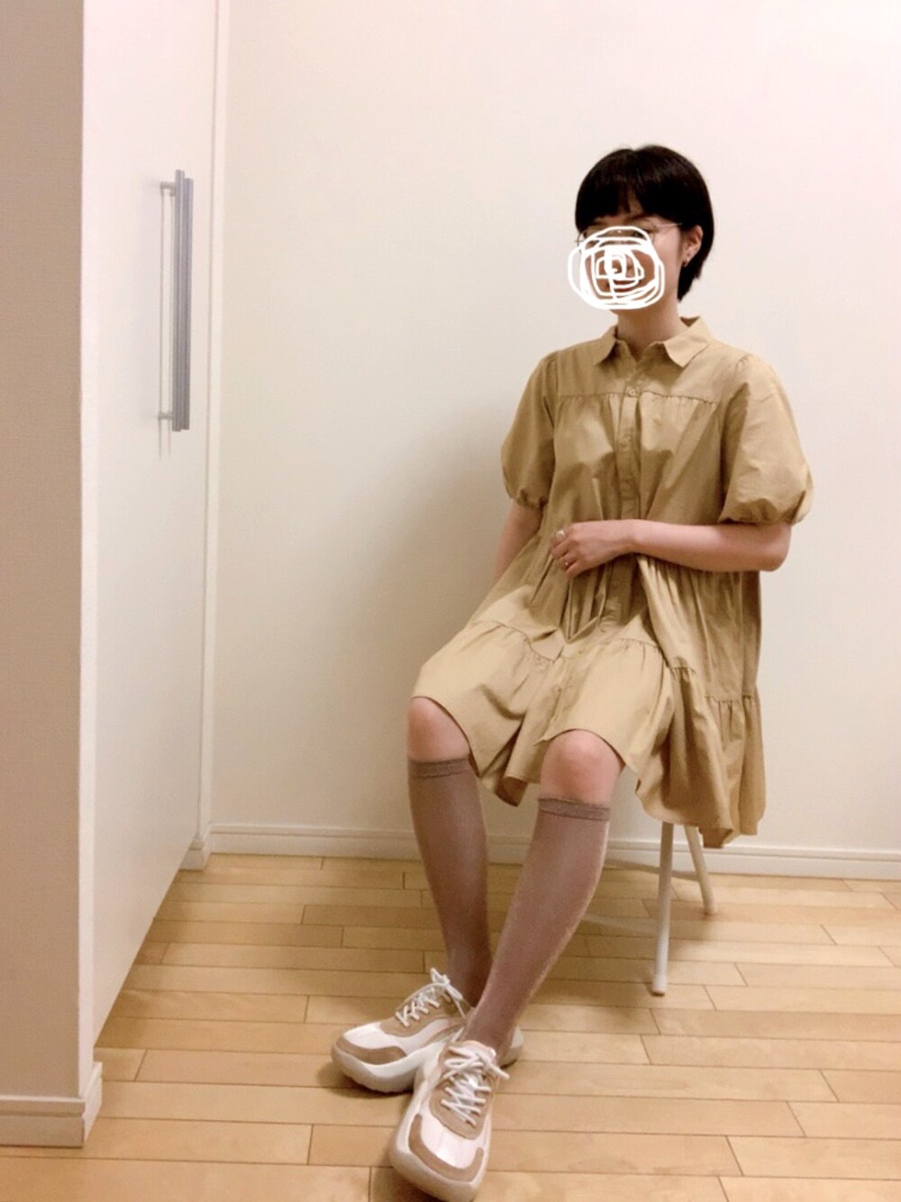 「カジュアルコーデ、フリルワンピース、ベージュ、ZARA、低身長、ハイソックス、スニーカー、シャツワンピ、ザラ、オーバーサイズ」｜「ZARAのアイテム（シャツワンピース、ベージュ系）」を使った、wear_ufさん（レディース・153cm）の夏コーディネートの1枚目の写真