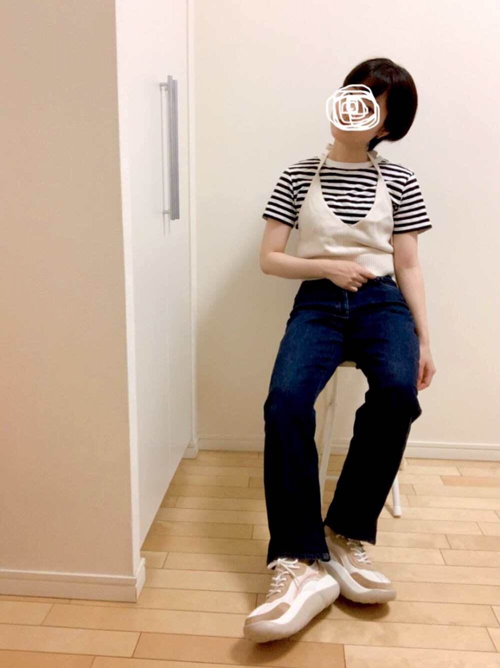 「カジュアルコーデ、ビスチェ、UGG、デニムパンツ、夏コーデ、ラフコーデ、ootd、スニーカー、ベージュ、ボーダー」｜「UNIQLOのアイテム（デニムパンツ、ブルー系）」を使った、wear_ufさん（レディース・153cm）の夏コーディネートの1枚目の写真