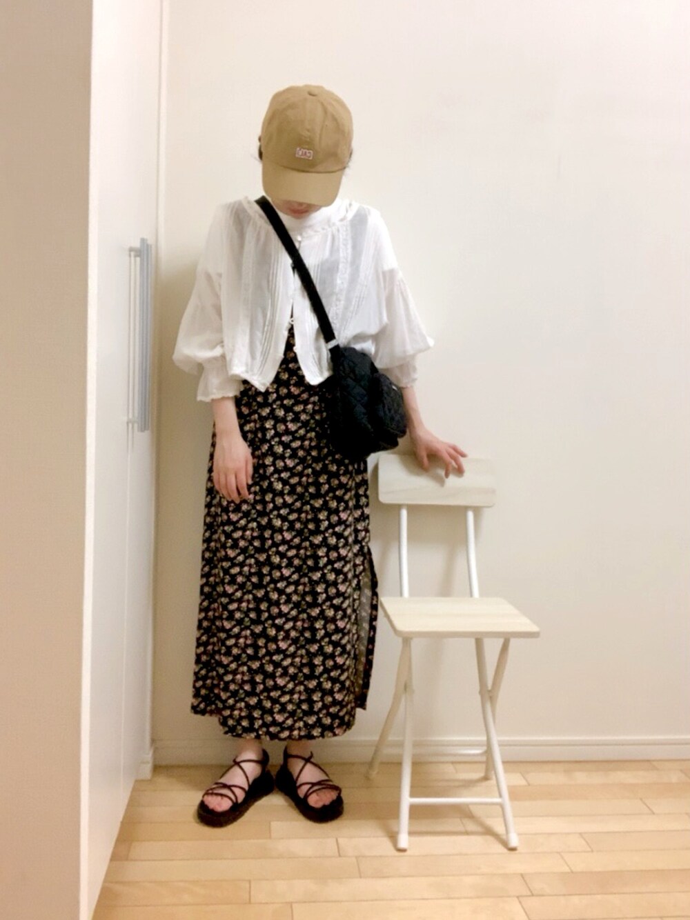 「カジュアルコーデ、オトナカジュアル、楽チンコーデ、夏コーデ、おしゃれさんと繋がりたい、キャップ、花柄ワンピース、古着好きな人と繋がりたい、低身長コーデ、サンダル」｜「RETRO GIRLのアイテム（キャップ、ベージュ系）」を使った、wear_ufさん（レディース・153cm）の夏コーディネートの1枚目の写真