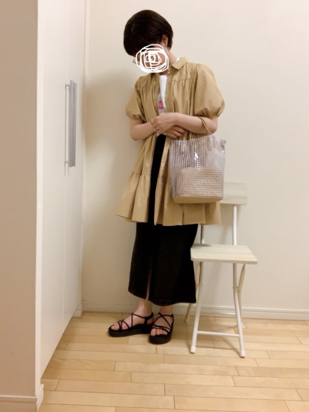 「オトナカジュアル、フリルワンピース、デニムスカート、クリアバッグ、PVC、ショートヘア、おしゃれさんと繋がりたい、楽チンコーデ、秋のコーデ、低身長コーデ」｜「ZARAのアイテム（シャツワンピース、ベージュ系）」を使った、wear_ufさん（レディース・153cm）の夏コーディネートの1枚目の写真