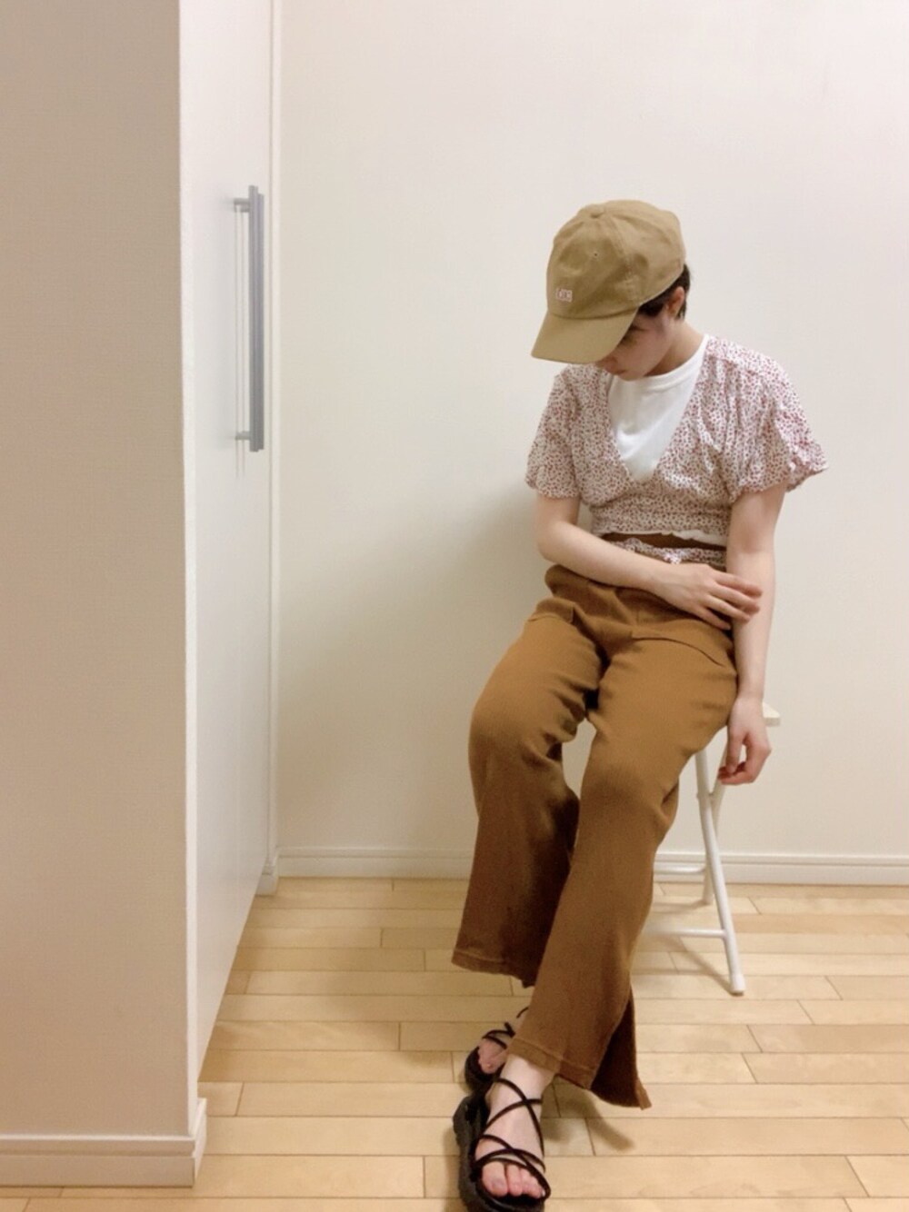 「カジュアルコーデ、キャップ、サンダル、お洒落さんとつながりたい、ベージュ、秋のコーデ、ビスチェ、花柄、ゆるコーデ、ブラウン」｜「RETRO GIRLのアイテム（キャップ、ベージュ系）」を使った、wear_ufさん（レディース・153cm）の夏コーディネートの1枚目の写真