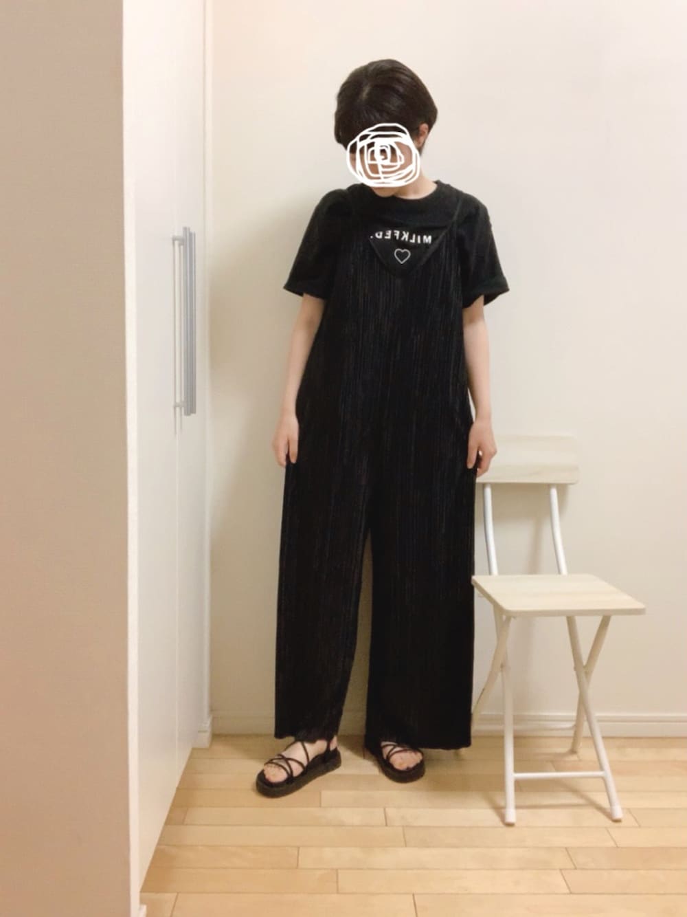 「オールインワン、プリーツ、低身長、プリーツパンツ、お洒落さんとつながりたい、大人コーデ、ブラックコーデ、ワントーンコーデ、ショートヘア、ブラック」｜「JUNOAHのレースアップサンダル（サンダル、ブラック系）」を使った、wear_ufさん（レディース・153cm）の夏コーディネートの1枚目の写真