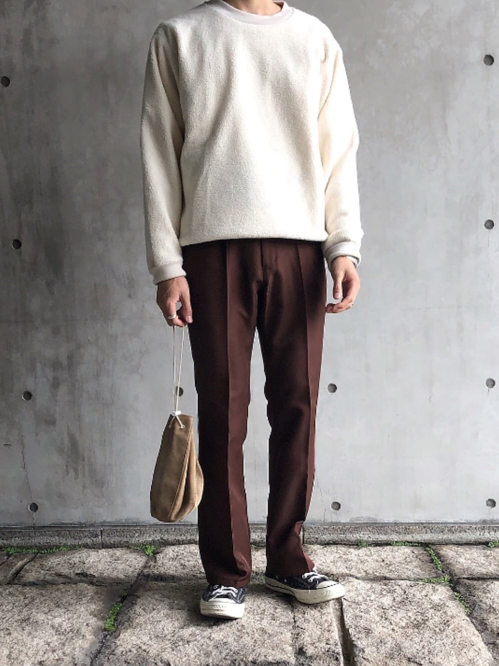 「ブラウン、ブラウンコーデ、秋のコーデ、シンプルコーデ、おしゃれさんと繋がりたい、フレアパンツ、HARE、Hender Scheme、エンダースキーマ、大人カジュアル」｜「GARDEN TOKYOのHender Scheme/エンダースキーマ/kinchaku/巾着（ボディバッグ/ウエストポーチ、ベージュ系）」を使った、man______taさん（メンズ・165cm）の秋コーディネートの1枚目の写真