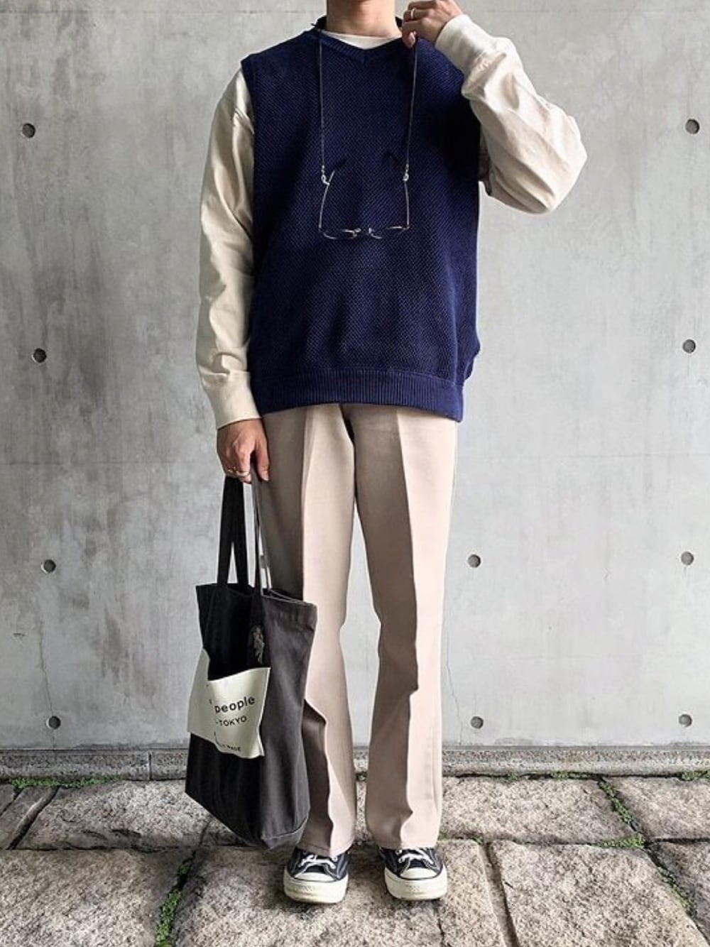 「大人コーデ、おしゃれさんと繋がりたい、ニットベスト、クレプスキュール、リーバイス、Levi's、converse、キレイめ、ビューティフルピープル」｜「Hender SchemeのHender Scheme glass cord (bs-rc-gc)（その他小物、ブラック系）」を使った、man______taさん（メンズ・165cm）の冬コーディネートの1枚目の写真