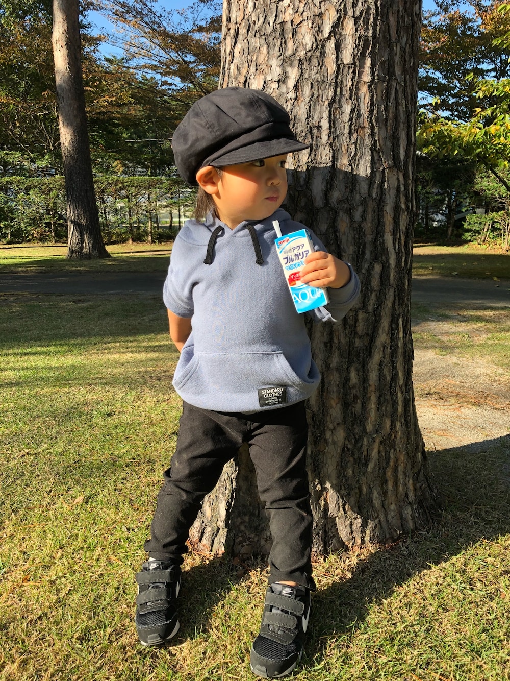 「キャスケット、キッズファッション、シンプルコーデ、2歳、男の子コーデ、公園コーデ、息子コーデ」｜「petit mainのワンポイントベーシック裏毛パーカー（パーカー、ブルー系）」を使った、おとさん（キッズ・90cm）の秋コーディネートの1枚目の写真