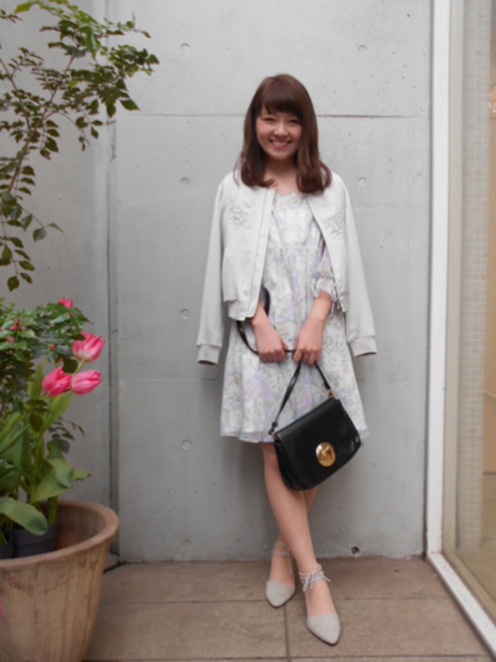 「春コーデ、春、ブルゾン、刺繍、グレー、ワンピース、花柄、リボン、レースアップシューズ、レッセパッセ」｜「LAISSE PASSEの刺繍入りブルゾン（ブルゾン、グレー系）」を使った、LAISSEPASSEプレスさん（レディース・155cm）の春コーディネートの1枚目の写真