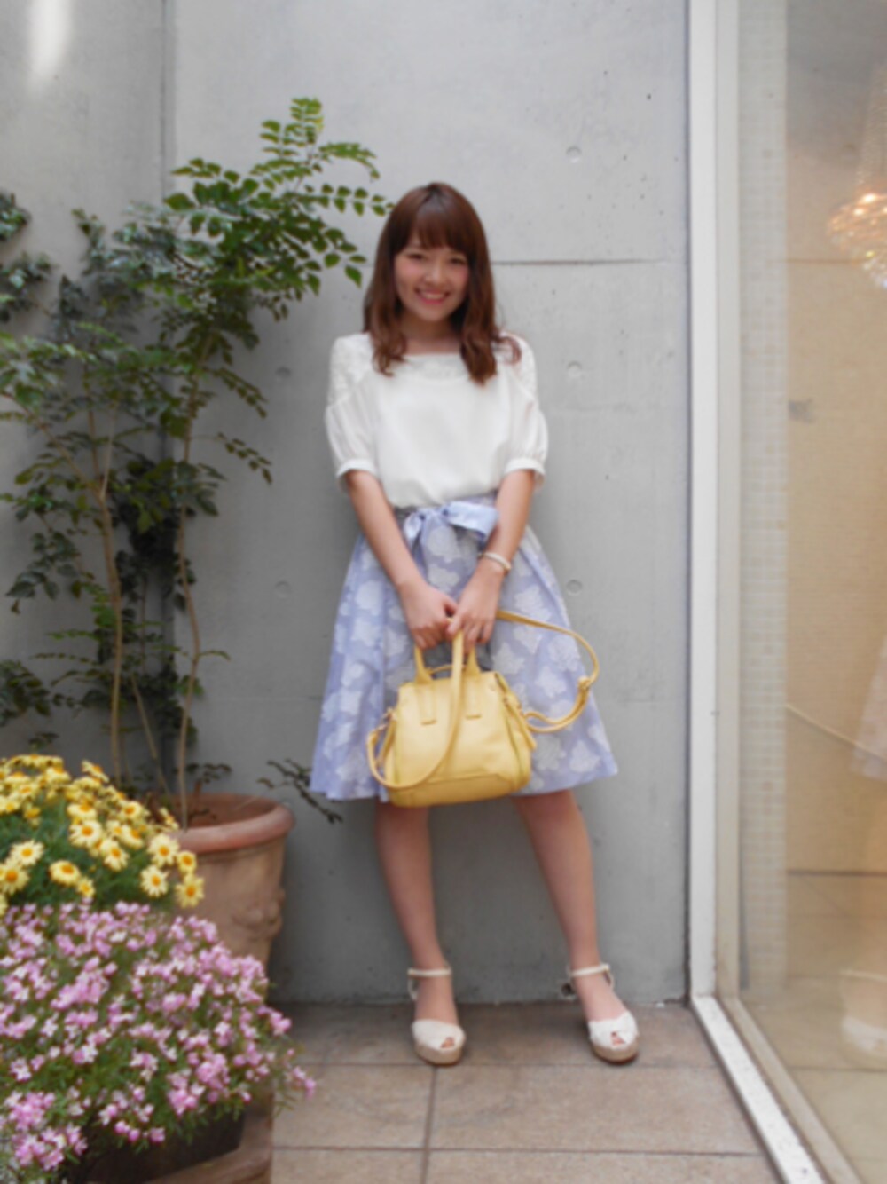「春コーデ、春、ブラウス、ホワイト、スカート、花柄、爽やかコーデ、ベルイエロー、サンダル、レッセパッセ、美女と野獣キャンペーン」｜「LAISSE PASSEのスカラレースデザインブラウス（シャツ/ブラウス、ホワイト系）」を使った、LAISSEPASSEプレスさん（レディース・155cm）の春コーディネートの1枚目の写真