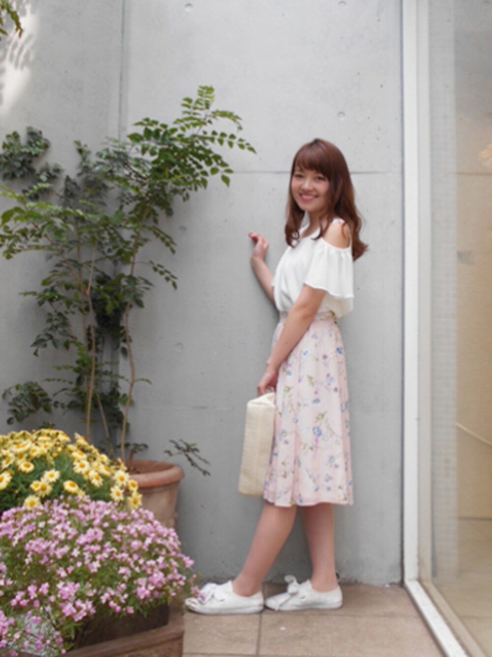 「春コーデ、春、夏、オフショル、ブラウス、花柄、ボタニカル柄、スニーカー、クラッチバッグ、レッセパッセ」｜「LAISSE PASSEのオフショルダーブラウス（シャツ/ブラウス、ホワイト系）」を使った、LAISSEPASSEプレスさん（レディース・155cm）の春コーディネートの1枚目の写真
