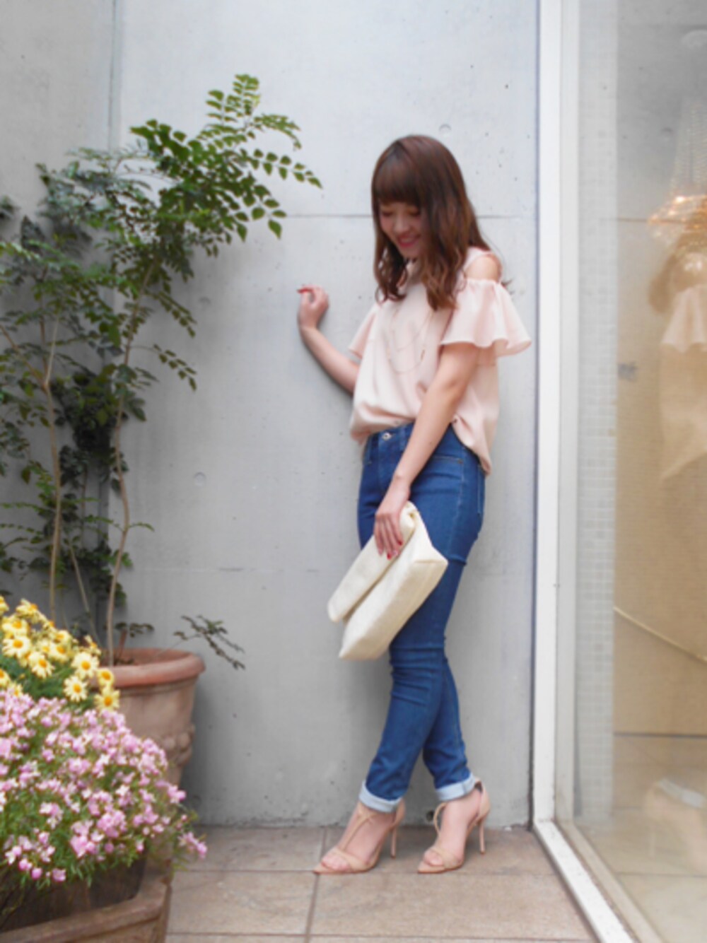 「春コーデ、春、夏、オフショル、ブラウス、デニム、スキニーデニム、パンツスタイル、クラッチバッグ、レッセパッセ」｜「LAISSE PASSEのオフショルダーブラウス（シャツ/ブラウス、ピンク系）」を使った、LAISSEPASSEプレスさん（レディース・155cm）の春コーディネートの1枚目の写真