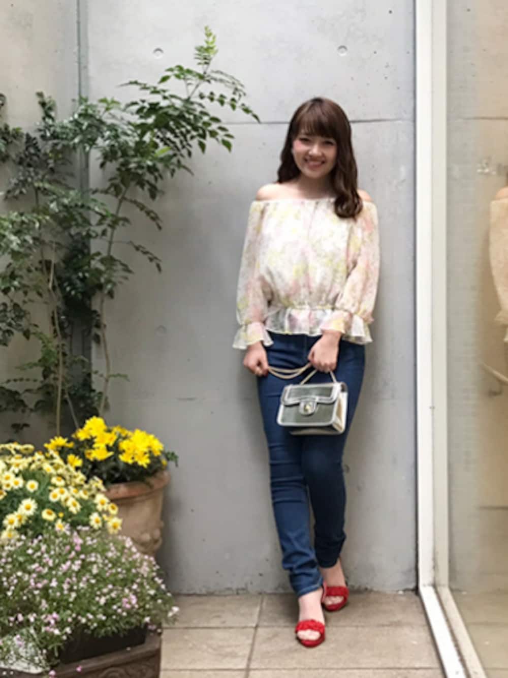 「春コーデ、春、夏、ブラウス、オフショル、花柄、デニム、パンツスタイル、赤、レッセパッセ」｜「LAISSE PASSEのフラワープリントブラウス（シャツ/ブラウス、ピンク系）」を使った、LAISSEPASSEプレスさん（レディース・155cm）の春コーディネートの1枚目の写真
