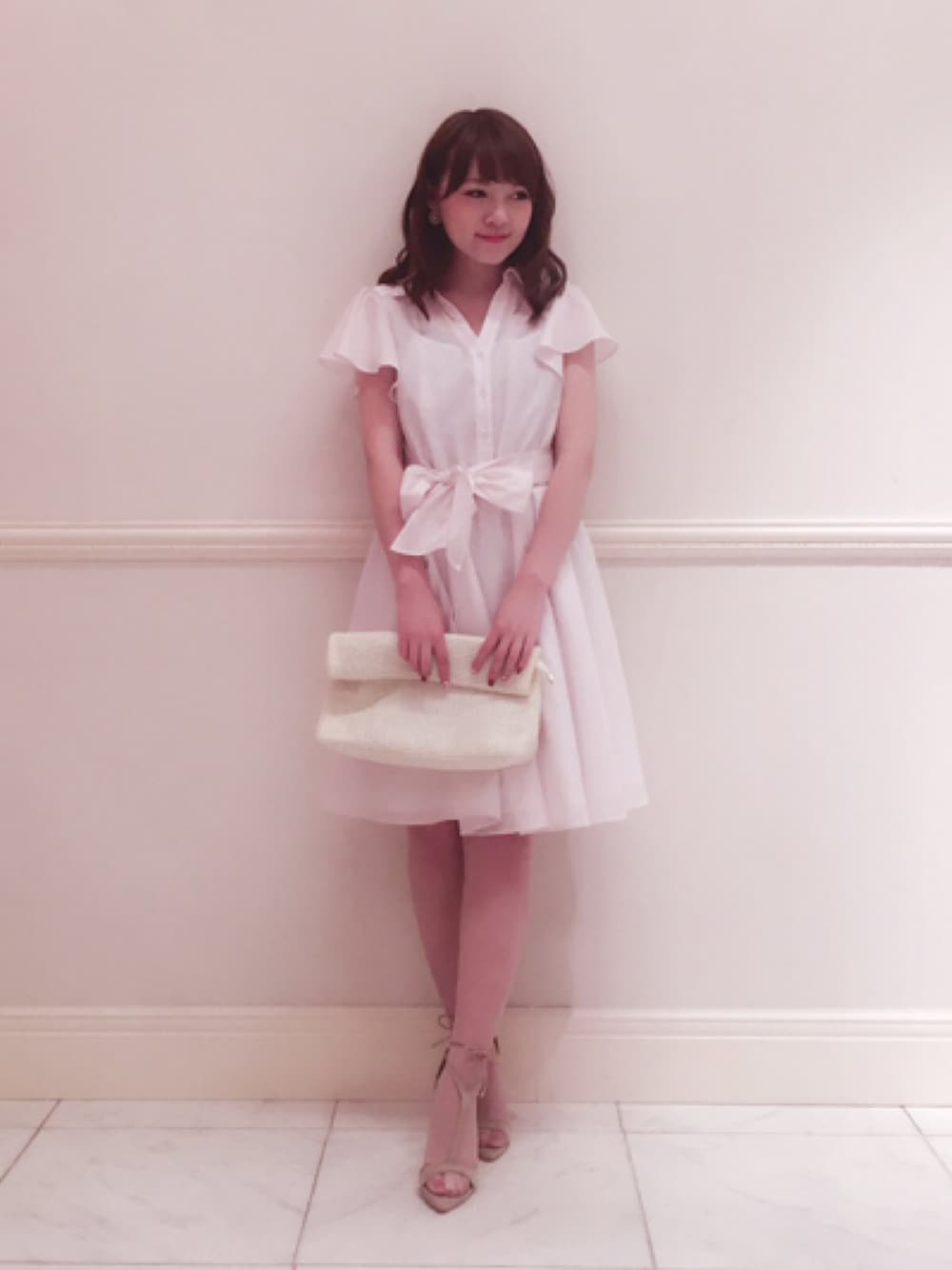 「夏コーデ、夏、ストライプ、シャツ、ワンピース、クラッチバッグ、リボン、サンダル、レッセパッセ」｜「LAISSE PASSEのストライプシャツワンピース（シャツワンピース、ピンク系）」を使った、LAISSEPASSEプレスさん（レディース・155cm）の春コーディネートの1枚目の写真