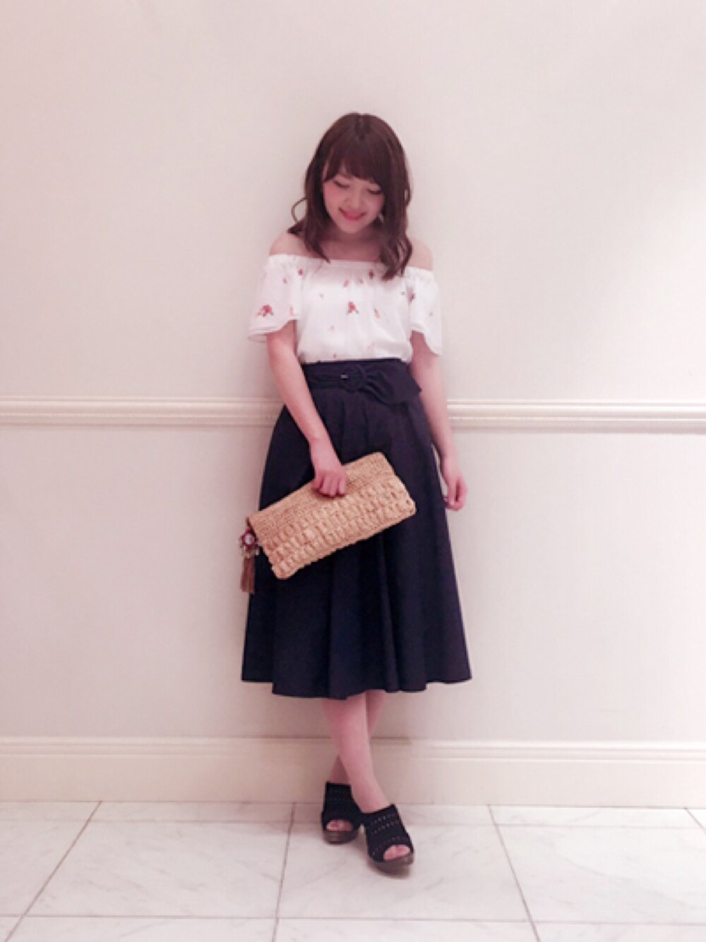 「夏、夏コーデ、花柄、ブラウス、オフショル、デニム、スカート、甘めカジュアルコーデ、クラッチバッグ、レッセパッセ」｜「LAISSE PASSEのBackﾘﾎﾞﾝﾌﾗﾜｰﾌﾟﾘﾝﾄﾌﾞﾗｳｽ（シャツ/ブラウス、レッド系）」を使った、LAISSEPASSEプレスさん（レディース・155cm）の春コーディネートの1枚目の写真