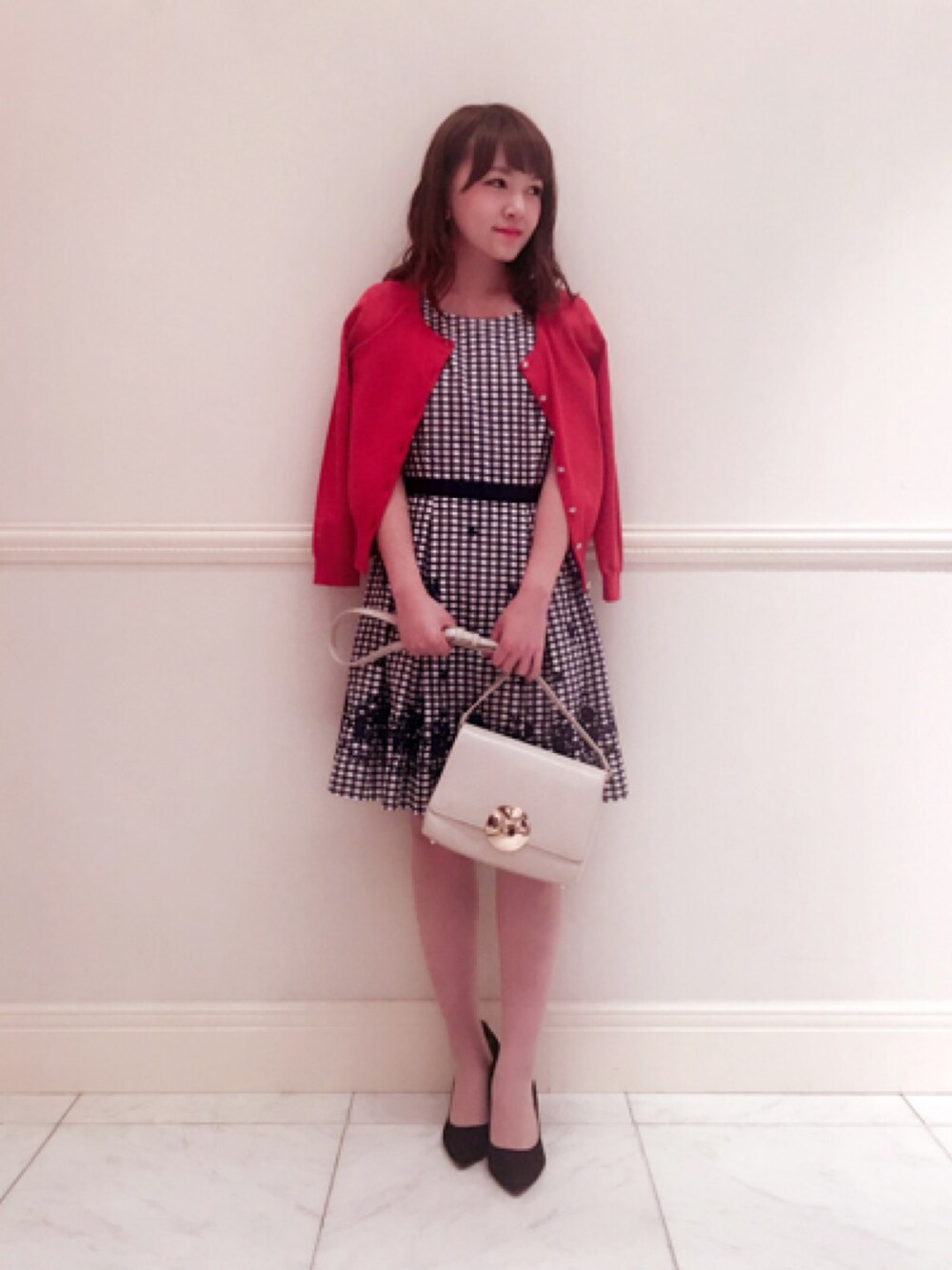 「夏、夏コーデ、ギンガムチェック、ワンピース、赤、カーディガン、フレンチ、パンプス、レッセパッセ」｜「LAISSE PASSEのフラワー刺繍ギンガムワンピース（ワンピース/ドレス、ブルー系）」を使った、LAISSEPASSEプレスさん（レディース・155cm）の春コーディネートの1枚目の写真