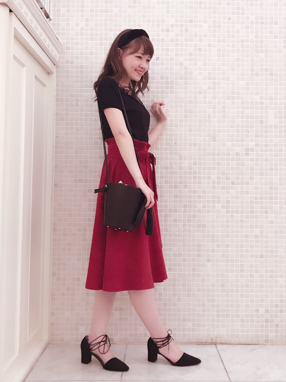 「夏、夏コーデ、秋のコーデ、刺繍、シースルー、スエード、スカート、ワインレッド、ベロア、レッセパッセ」｜「LAISSE PASSEのﾌﾗﾜｰ刺繍ﾌﾟﾙｵｰﾊﾞｰ（ニット/セーター、ブラック系）」を使った、LAISSEPASSEプレスさん（レディース・155cm）の夏コーディネートの1枚目の写真