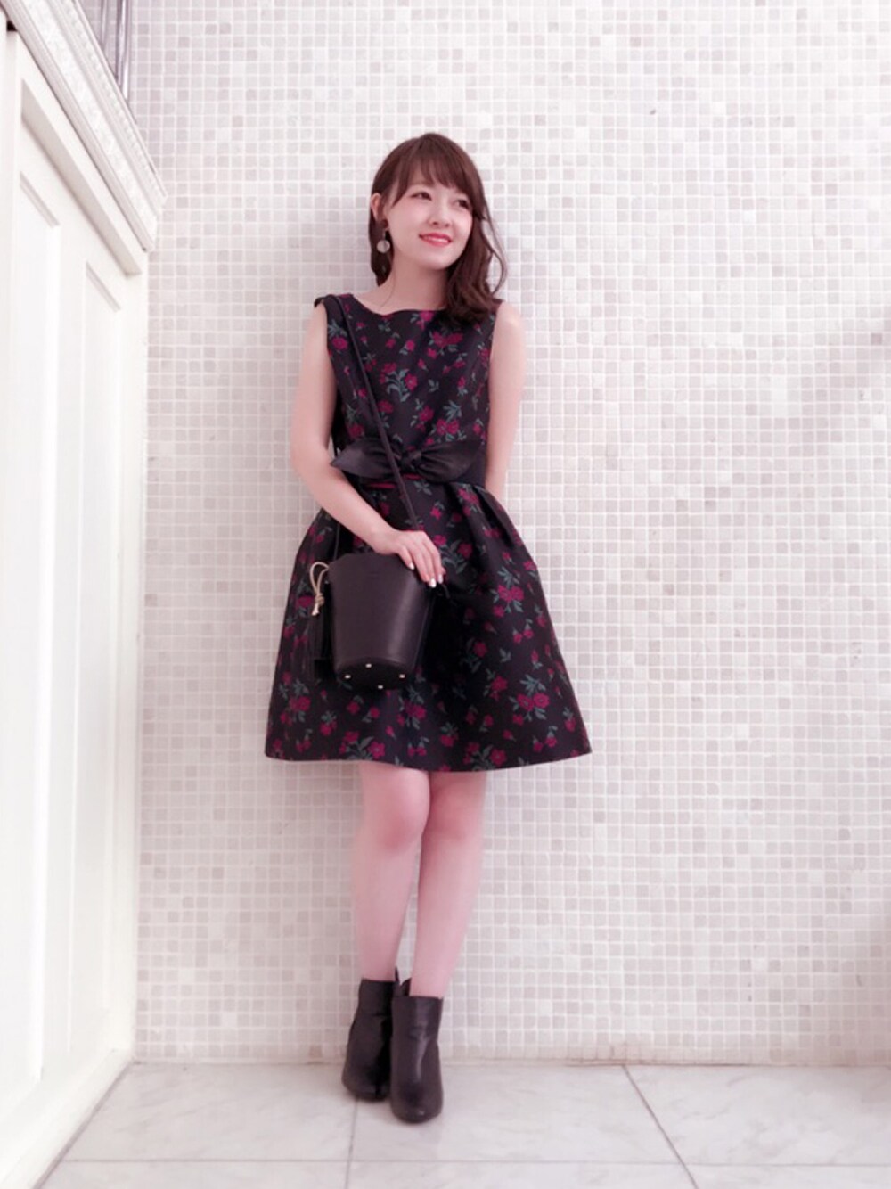 「秋のコーデ、秋、ワンピース、ジャガード、花柄、リボン、ゴムベルト、ブーティ、レッセパッセ」｜「LAISSE PASSEのフラワージャガードワンピース（ワンピース/ドレス、ブラック系）」を使った、LAISSEPASSEプレスさん（レディース・155cm）の夏コーディネートの1枚目の写真