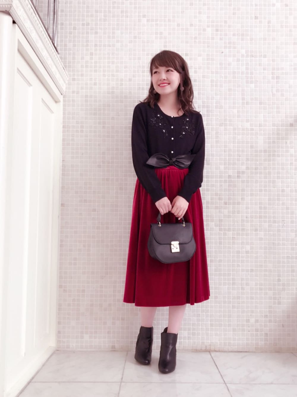 「秋コーデ、秋服、ビーズ刺繍、カーディガン、ベロア、スカート、ベロアスカート、ブーティ、レッセパッセ、リボンベルト」｜「LAISSE PASSEのヴィンテージビーズ刺繍カーディガン（カーディガン/ボレロ、ブラック系）」を使った、LAISSEPASSEプレスさん（レディース・155cm）の夏コーディネートの1枚目の写真