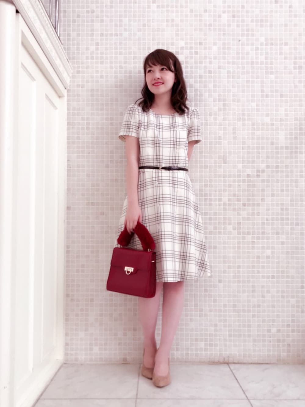 「秋コーデ、ワンピース、チェック、秋色、キレイめ、刺繍、ファー小物、パンプス、レッセパッセ」｜「LAISSE PASSEのﾌﾗﾜｰ刺繍ﾁｪｯｸﾜﾝﾋﾟｰｽ（ワンピース、ホワイト系）」を使った、LAISSEPASSEプレスさん（レディース・155cm）の夏コーディネートの1枚目の写真