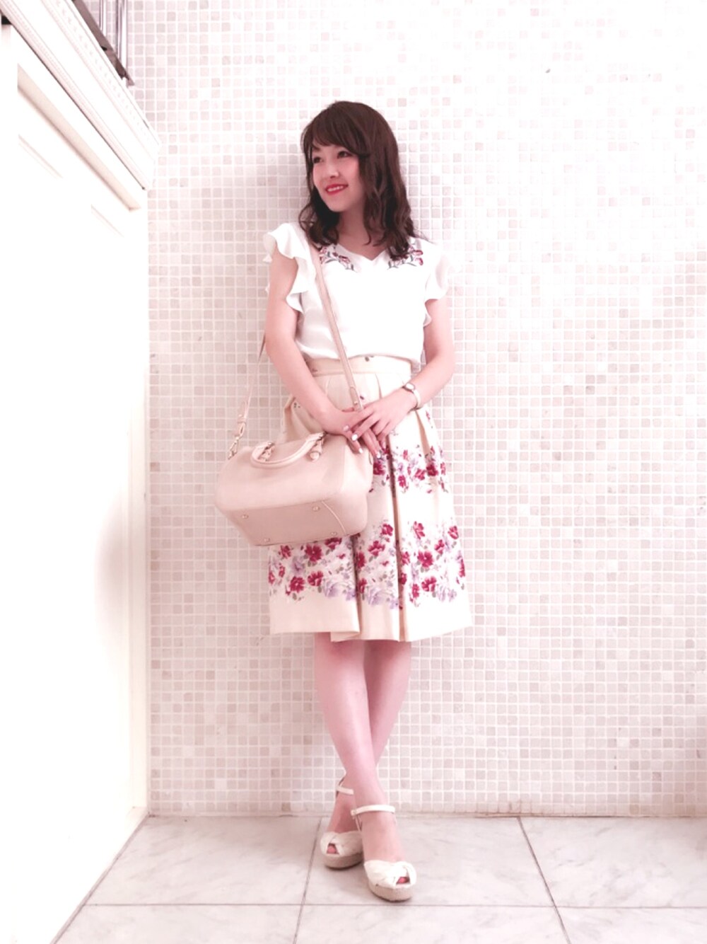 「秋コーデ、ブラウス、刺繍、刺繍ブラウス、スカート、花柄、花柄スカート、キレイめ、レッセパッセ」｜「LAISSE PASSEのVネック刺繍ブラウス（シャツ/ブラウス、ホワイト系）」を使った、LAISSEPASSEプレスさん（レディース・155cm）の秋コーディネートの1枚目の写真