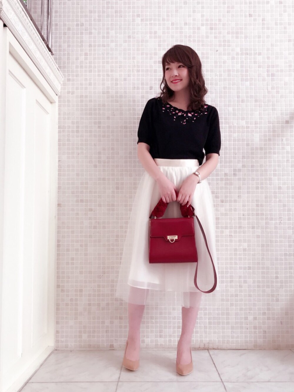 「秋コーデ、モノトーンコーデ、刺繍ニット、刺繍、チュールスカート、キレイめ、パンプス、ファー小物、レッセパッセ」｜「LAISSE PASSEのフラワーエンブロイダリープルオーバー（ニット/セーター、ブラック系）」を使った、LAISSEPASSEプレスさん（レディース・155cm）の秋コーディネートの1枚目の写真