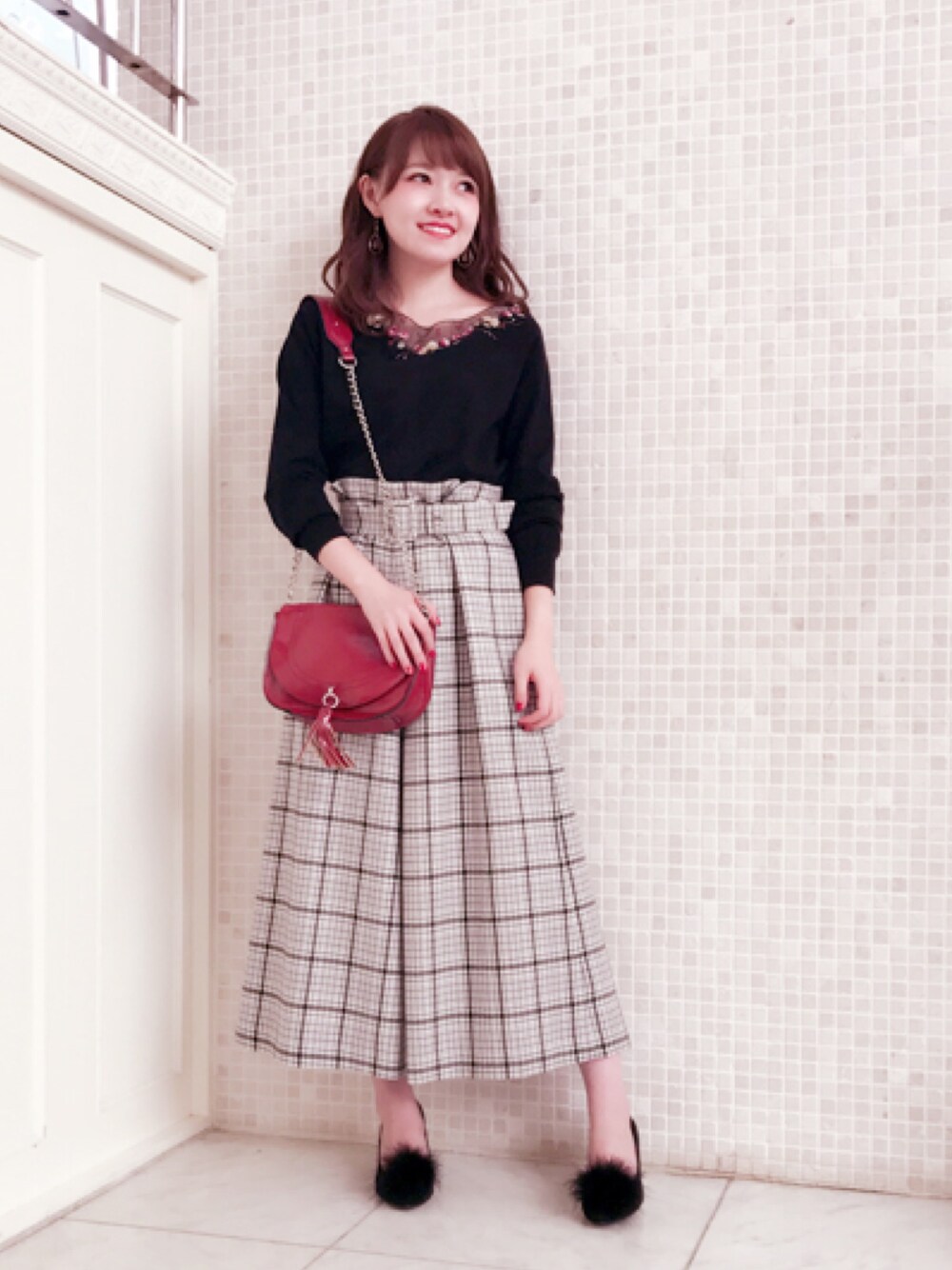 「秋のコーデ、秋、ファー小物、刺繍ニット、チェックパンツ、刺繍、赤、ファーパンプス、レッセパッセ」｜「LAISSE PASSEのフラワー刺繍長袖プルオーバー（ニット/セーター、ブラック系）」を使った、LAISSEPASSEプレスさん（レディース・155cm）の秋コーディネートの1枚目の写真