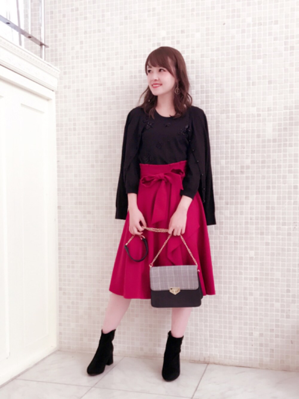 「秋のコーデ、黒、ニット、赤、ビーズ刺繍、アンサンブル、秋、ローズピンク、レッセパッセ」｜「LAISSE PASSEのﾋﾞｰｽﾞ刺繍ﾂｲﾝ（カーディガン/ボレロ、ブラック系）」を使った、LAISSEPASSEプレスさん（レディース・155cm）の秋コーディネートの1枚目の写真