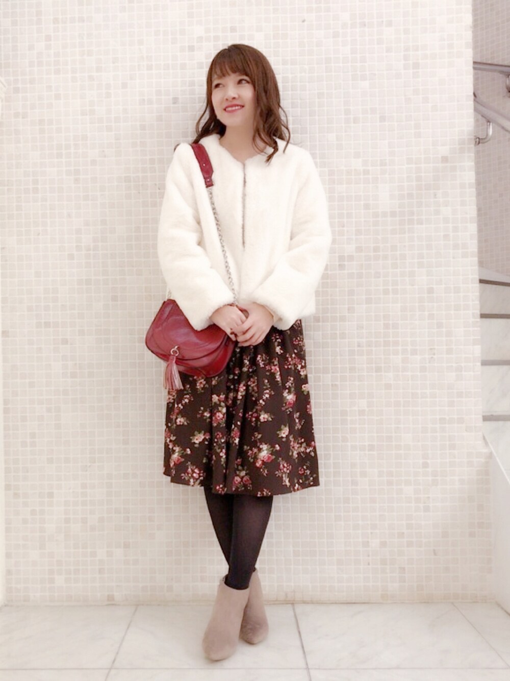 「冬コーデ、ファーコート、もこもこ、花柄、花柄ワンピース、ブラウン、小花柄、レッセパッセ」｜「LAISSE PASSEのﾌﾗﾜｰﾌﾟﾘﾝﾄﾜﾝﾋﾟｰｽ+ﾘﾌﾞﾌﾟﾙｵｰﾊﾞｰｾｯﾄ（ワンピース、ブラウン系）」を使った、LAISSEPASSEプレスさん（レディース・155cm）の冬コーディネートの1枚目の写真
