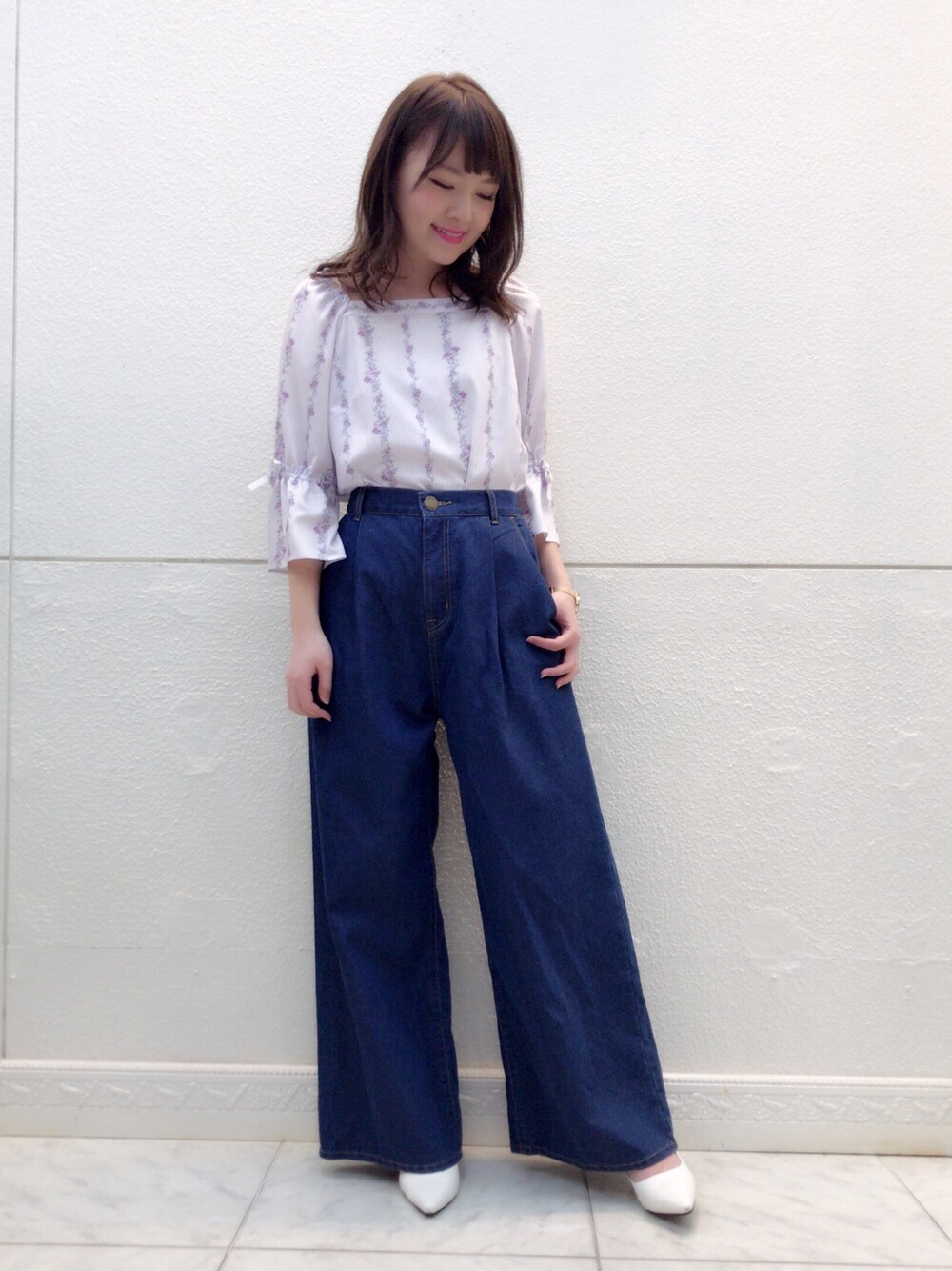 「カジュアルコーデ、春夏コーデ、春、休日スタイル、デニム、ボリューム袖、パンツスタイル、ストライプ、花柄、レッセパッセ」｜「LAISSE PASSEのストライプフラワープリントブラウス（シャツ/ブラウス、パープル系）」を使った、LAISSEPASSEプレスさん（レディース・155cm）の春コーディネートの1枚目の写真