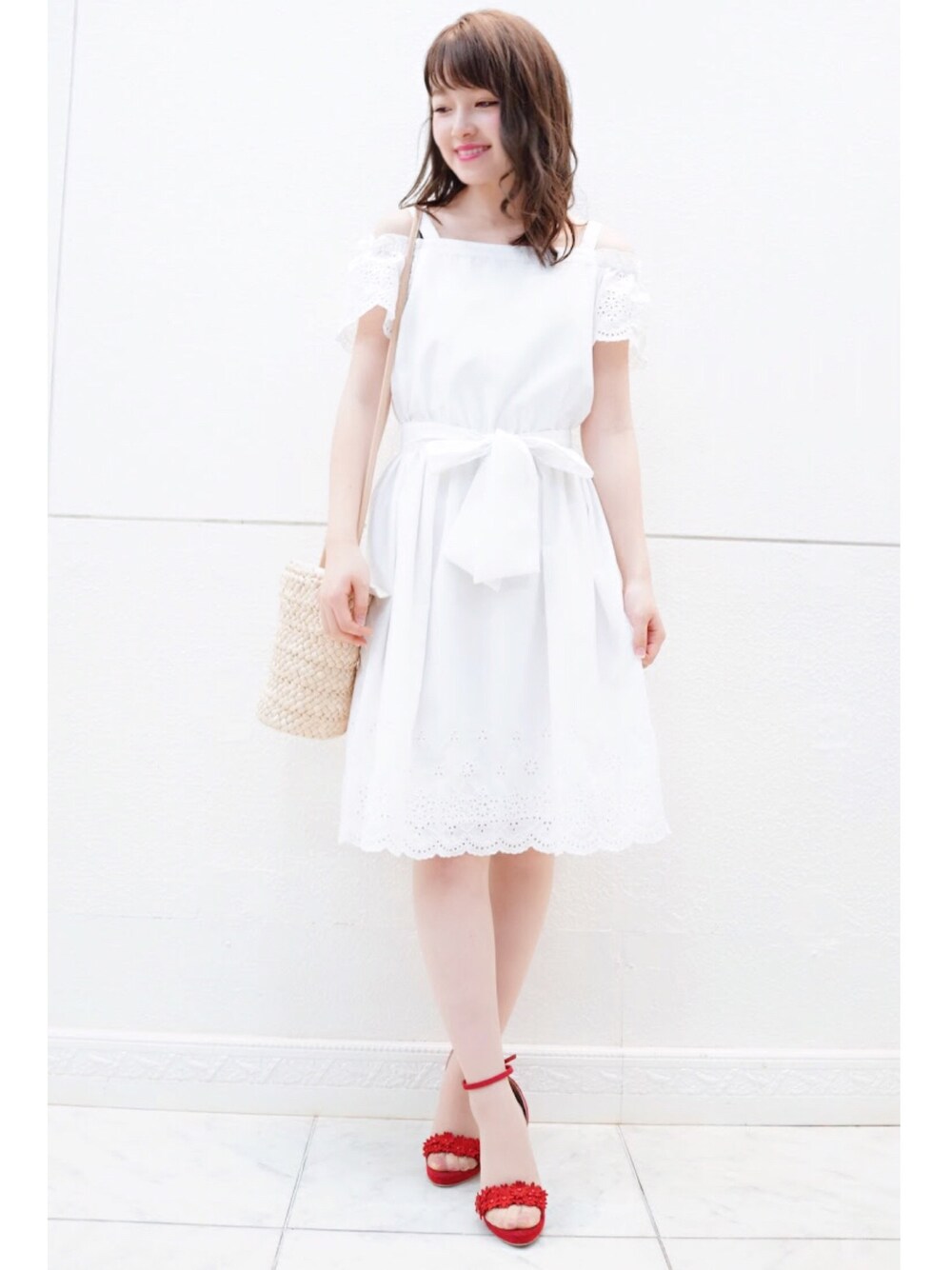 「summer、レース、かごバッグ、夏、オフショル、オフショルワンピース、海、ドライブ、白、レッセパッセ」｜「LAISSE PASSEのｶｯﾄﾜｰｸ刺繍ｵﾌｼｮﾙワンピース（ワンピース、ホワイト系）」を使った、LAISSEPASSEプレスさん（レディース・155cm）の夏コーディネートの1枚目の写真