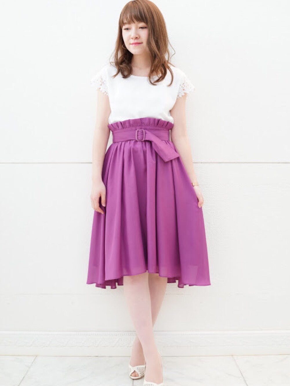「シンプルコーデ、フレンチスリーブ、刺繍、イレギュラーヘム、パープル、スカート、通勤コーデ、夏コーデ、レッセパッセ」｜「LAISSE PASSEの袖刺繍ﾌﾚﾝﾁPO（ニット/セーター、ホワイト系）」を使った、LAISSEPASSEプレスさん（レディース・155cm）の夏コーディネートの1枚目の写真