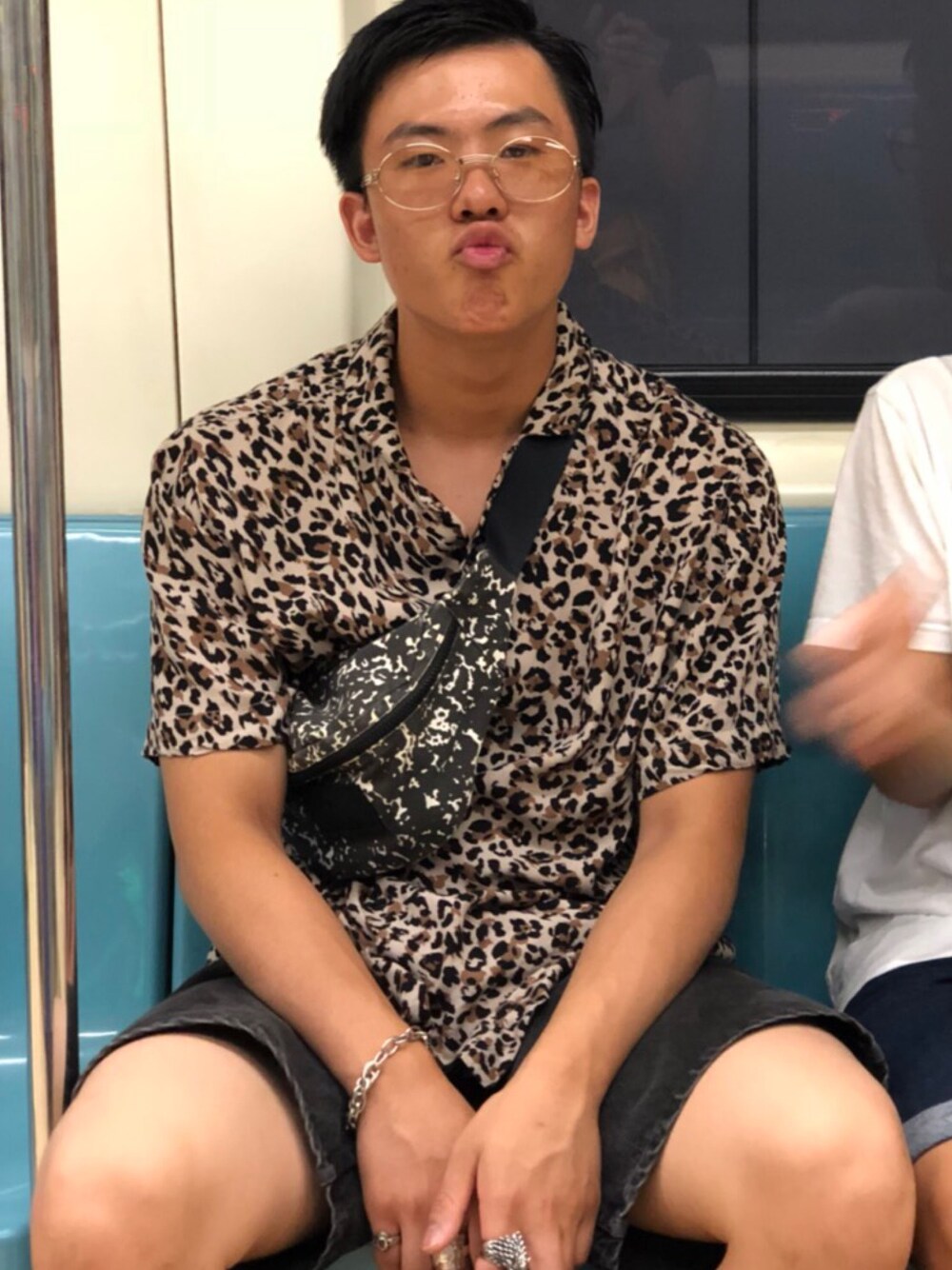 「fashion、ottd、swag、JOHN LAWRENCE SULLIVAN、リーバイス、シルバータブ、ギャング、古着」｜「H&Mのアイテム（シャツ/ブラウス、ベージュ系）」を使った、鮫島義一さん（メンズ・170cm）の冬コーディネートの1枚目の写真