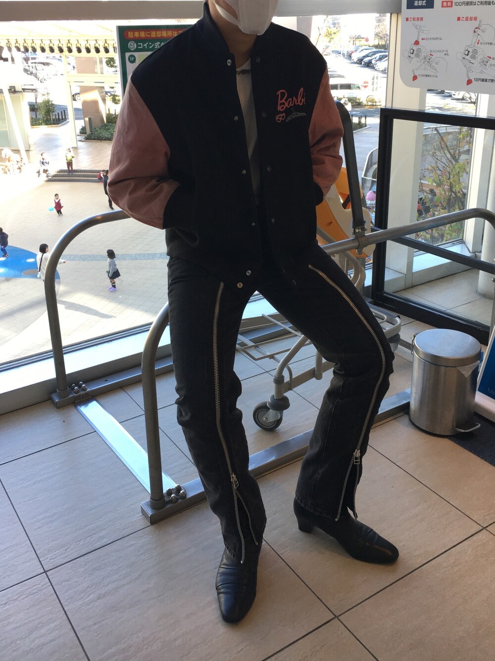 「fashion、ottd、swag、punk、vintage、パーティースタイル、古着、ジョンローレンスサリバン、JOHN LAWRENCE SULLIVAN」｜「JOHN LAWRENCE SULLIVANのBLEACHED DENIM ZIPPED PANTS（デニムパンツ、ブラック系）」を使った、鮫島義一さん（メンズ・170cm）の冬コーディネートの1枚目の写真