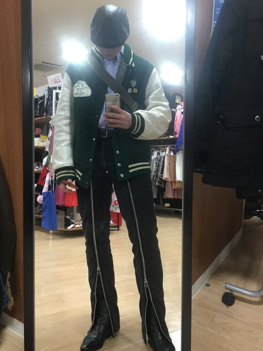 「fashion、ottd、swag、photographer、punk、JOHN LAWRENCE SULLIVAN、古着、RAF SIMONS、vintage、スタジャン」｜「JOHN LAWRENCE SULLIVANの【JOHN LAWRENCE SULLIVAN】ブリーチデニムジップパンツ/2A008-0320-15（デニムパンツ、ブラック系）」を使った、鮫島義一さん（メンズ・170cm）の冬コーディネートの1枚目の写真