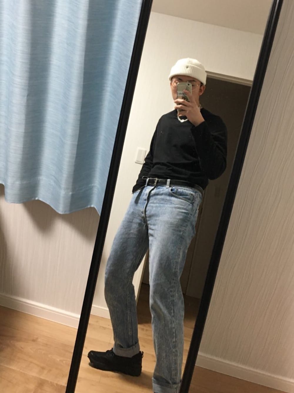 「fashion、ottd、swag、GDC、photographer、alyx、ストリート、古着、ラフシモンズ、asics」｜「GDCのKNIT WATCH CAP（ニットキャップ/ビーニー、ホワイト系）」を使った、鮫島義一さん（メンズ・170cm）の冬コーディネートの1枚目の写真