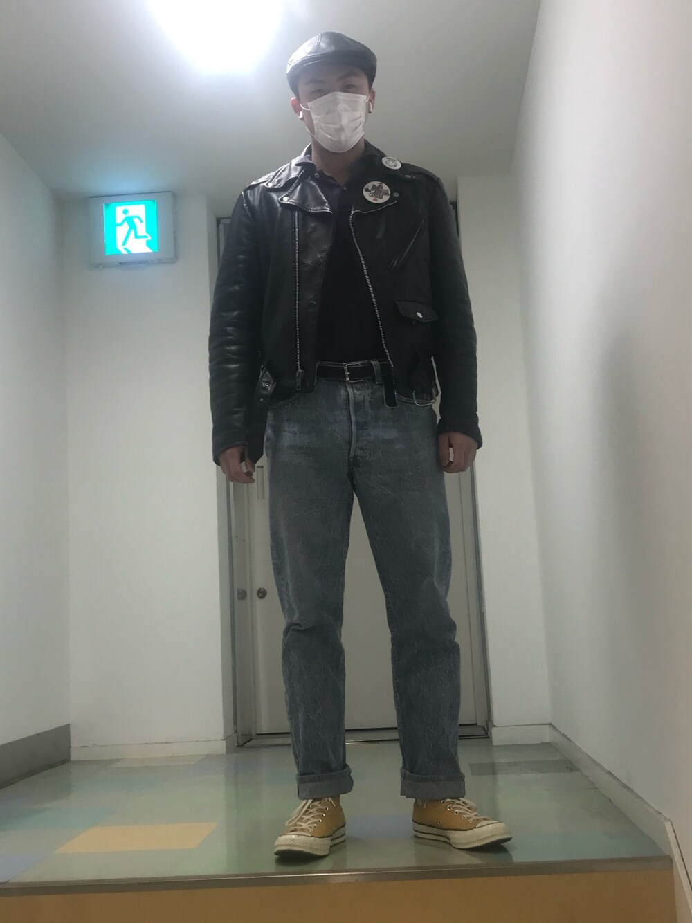 「fashion、ottd、swag、ライダース、photographer、リーバイス501、コンバースチャックテイラー、ハンチング、古着」｜「CONVERSEのアイテム（スニーカー、ゴールド系）」を使った、鮫島義一さん（メンズ・170cm）の春コーディネートの1枚目の写真