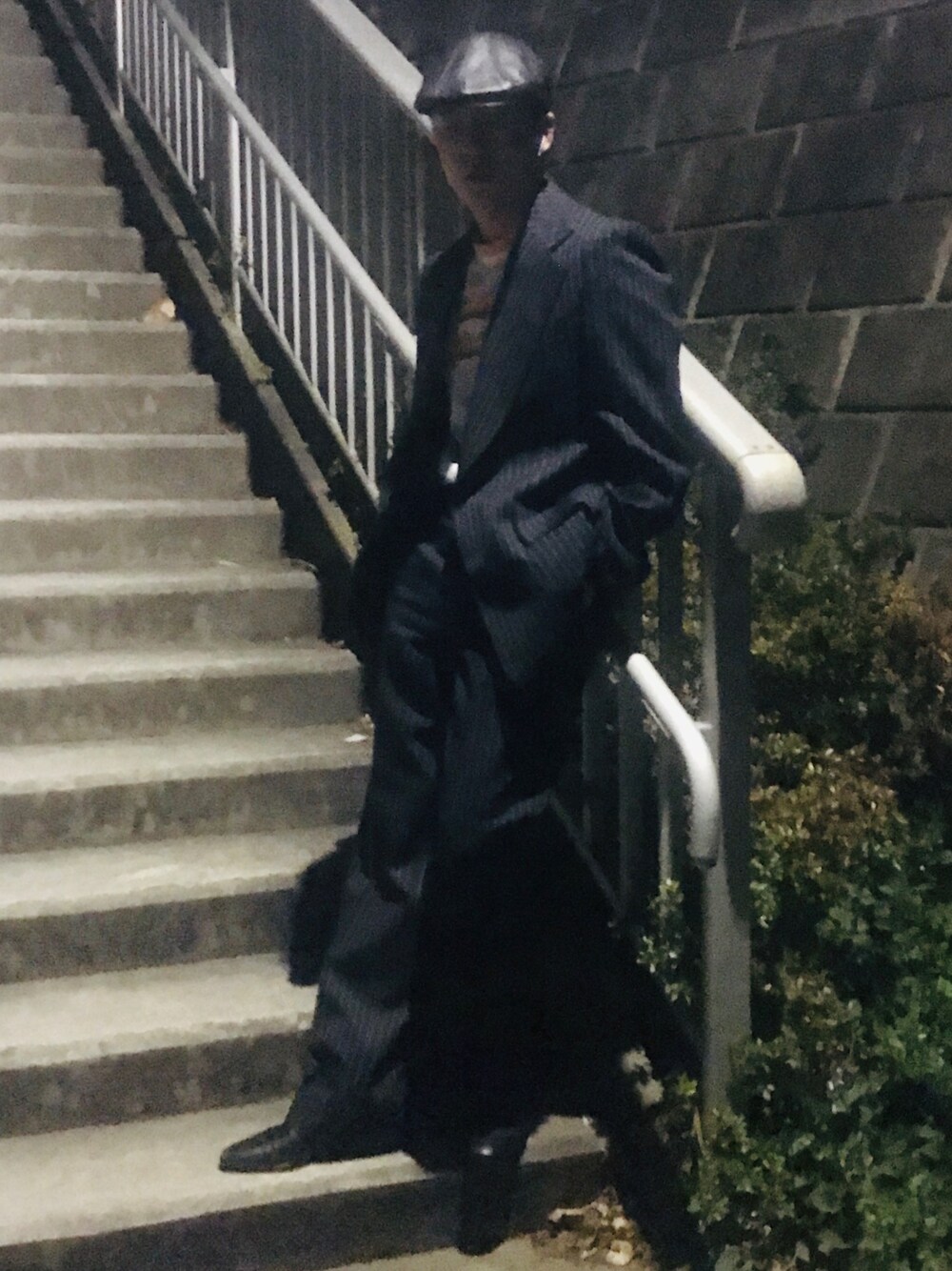 「fashion、ottd、swag、photographer、vintage、French、古着、ヒールブーツ、ハンチング、セットアップ」｜「French vintageのアイテム（テーラードジャケット、ブラック系）」を使った、鮫島義一さん（メンズ・170cm）の春コーディネートの1枚目の写真