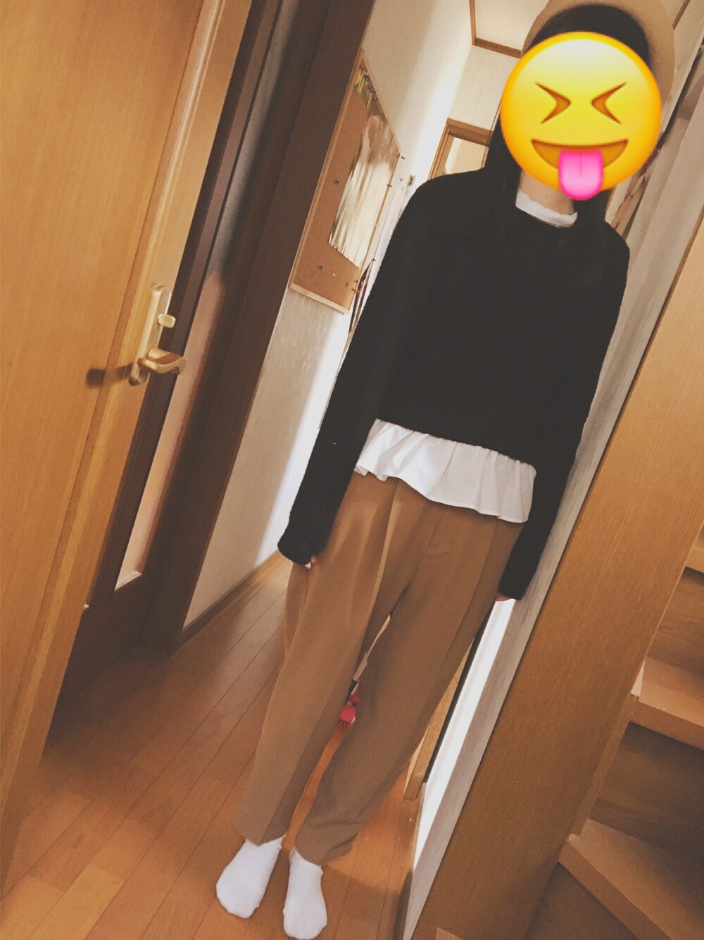 「休日スタイル、ラフ、GU、ベレー帽×メガネ、ベレー帽 ベージュ、黒ニット、フリル襟、ベージュパンツ、オジ靴、ナチュラル」｜「no brandのアイテム（ニット/セーター、ブラック系）」を使った、たむたむさん（レディース・161cm）の冬コーディネートの1枚目の写真