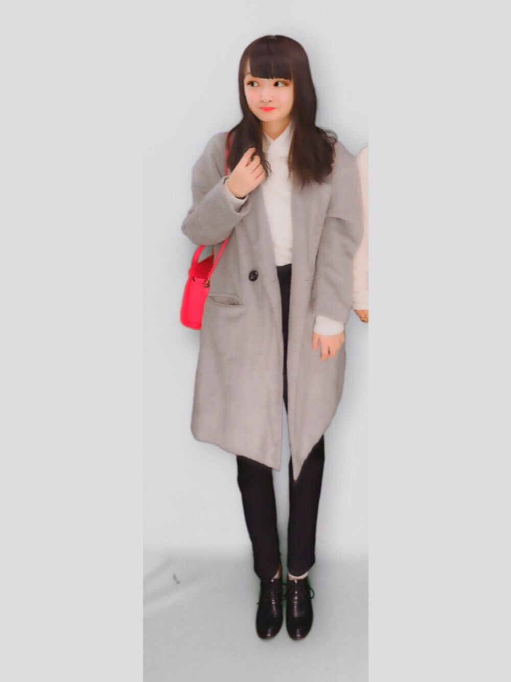 「オトナ女子、モノトーン、sweet付録、AHKAH(AHKAH)、タートルネック、グレーチェスターコート、清楚系」｜「UNIQLOのWOMEN エクストラファインメリノハイネックセーター（長袖）（ニット/セーター、ホワイト系）」を使った、たむたむさん（レディース・161cm）の冬コーディネートの1枚目の写真