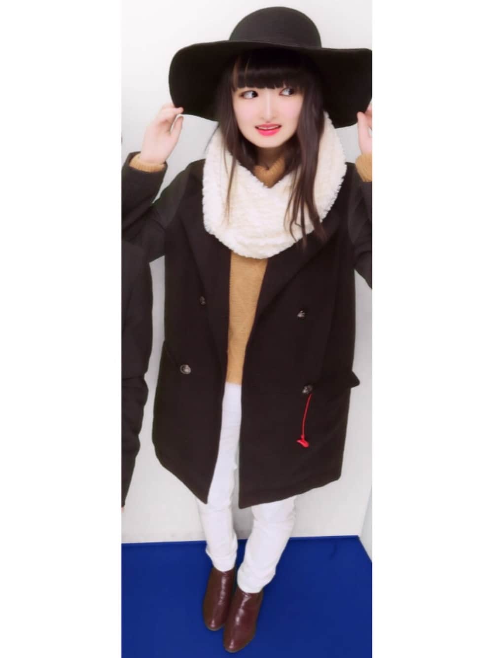 「fashion、ホワイトパンツ、サイドゴアブーツ、オトナ女子、チェスターコート、ブラックハット、ブラウンニット」｜「SPINNSのアイテム（ニット/セーター、ベージュ系）」を使った、たむたむさん（レディース・161cm）の春コーディネートの1枚目の写真