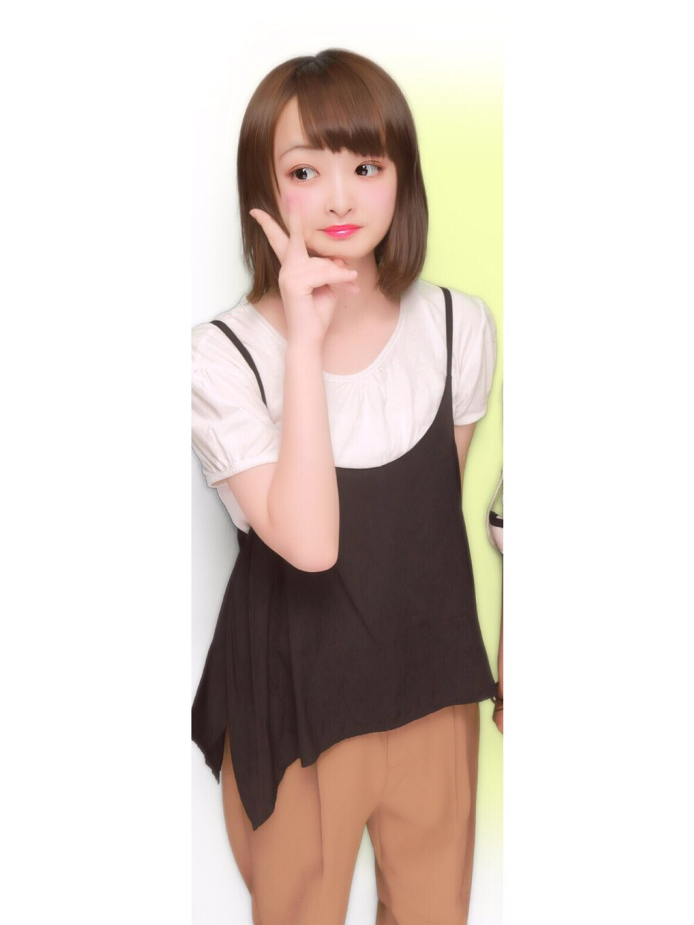 「カジュアル、シンプル、オトナカジュアル、summer、ワイドパンツ ベージュ、レイヤードスタイル、ナチュラル、スニーカー」｜「Availのアイテム（キャミソール、ブラック系）」を使った、たむたむさん（レディース・161cm）の夏コーディネートの1枚目の写真