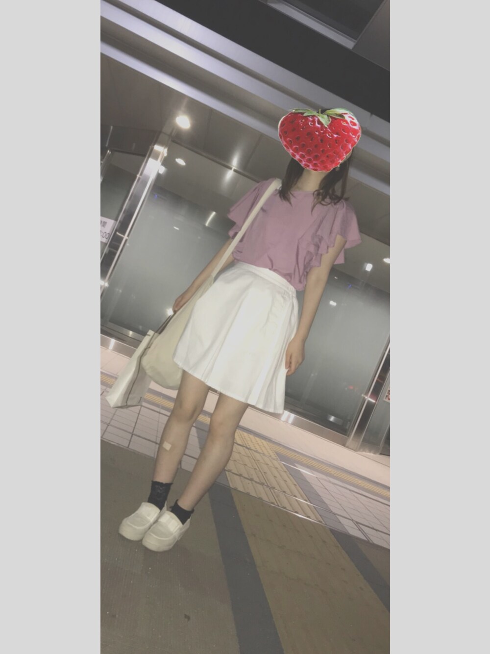 「夏コーデ、大人ガーリー、ミニスカート、ホワイトスカート、くすみピンク、レースソックス、キレイめ」｜「Green　Parksのアイテム（シャツ/ブラウス、ピンク系）」を使った、たむたむさん（レディース・161cm）の夏コーディネートの1枚目の写真